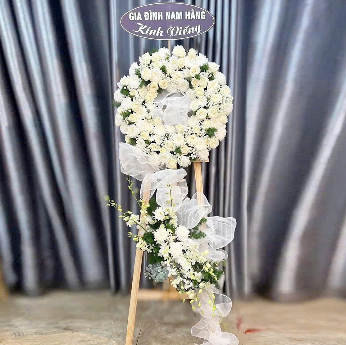 Kệ Hoa Chia Buồn 2 Tầng V&ograve;ng Tr&ograve;n Hoa Hồng Trắng Thanh Khiết Nhẹ Nh&agrave;ng