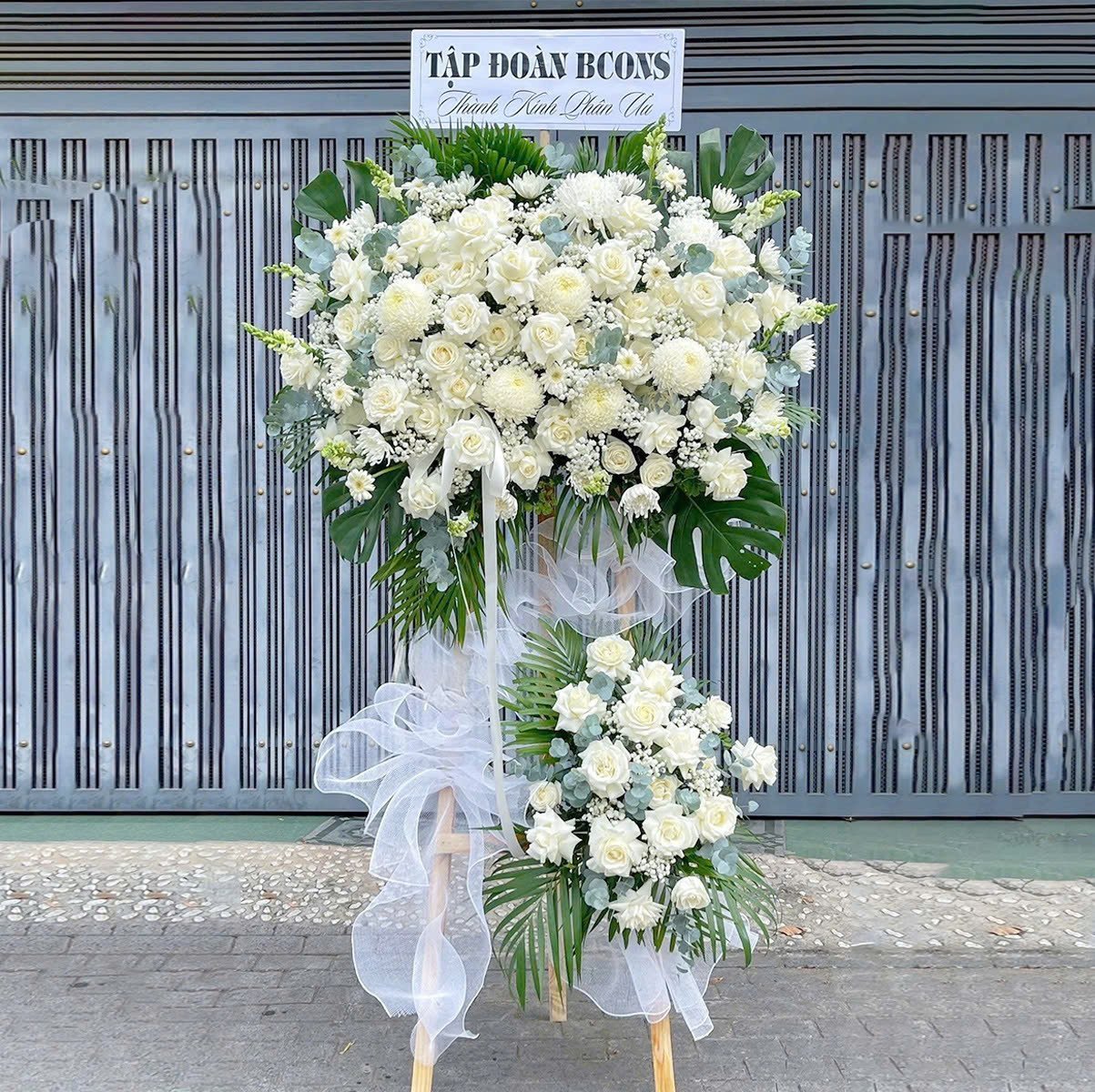 Kệ Hoa Chia Buồn Hoa C&uacute;c Mẫu Đơn Mix Hoa Hồng Trắng Tinh Tế