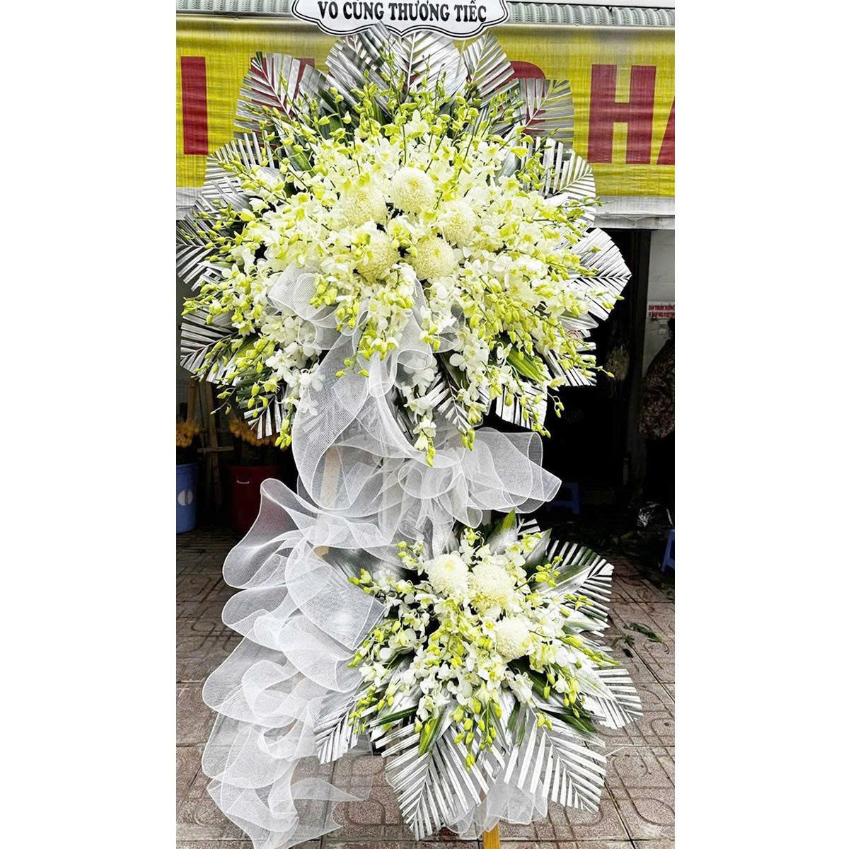 Kệ Hoa Chia Buồn Hoa Cúc Mẫu Đơn Mix Lưới Trắng Nhẹ Nhàng Tinh Khiết