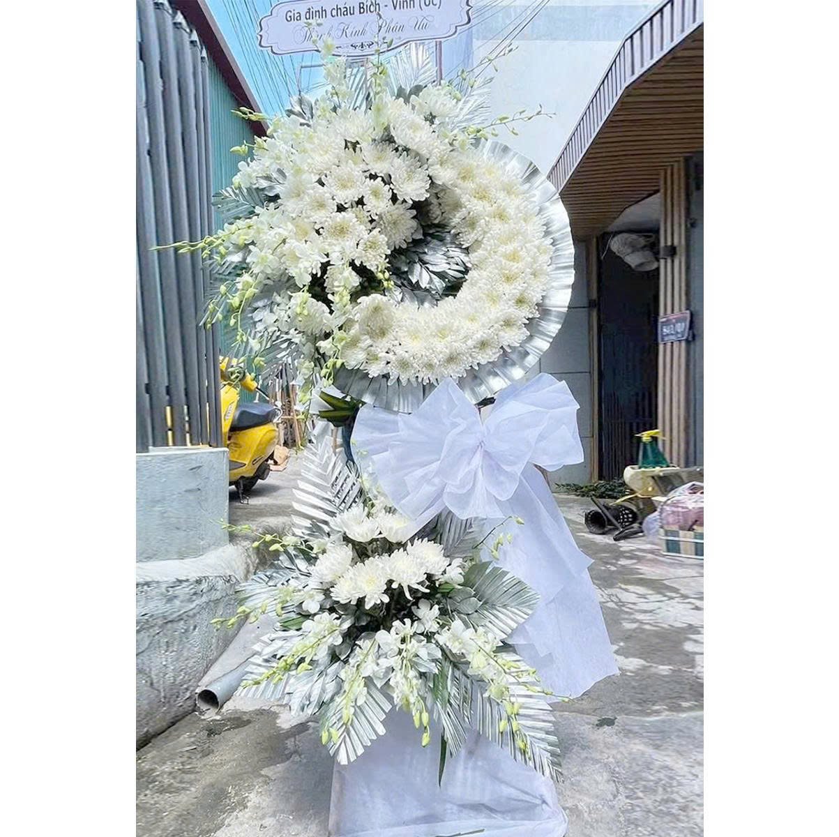 Kệ Hoa Chia Buồn Hoa C&uacute;c Trắng Kết V&ograve;ng Tr&ograve;n Tinh Tế Thanh Lịch