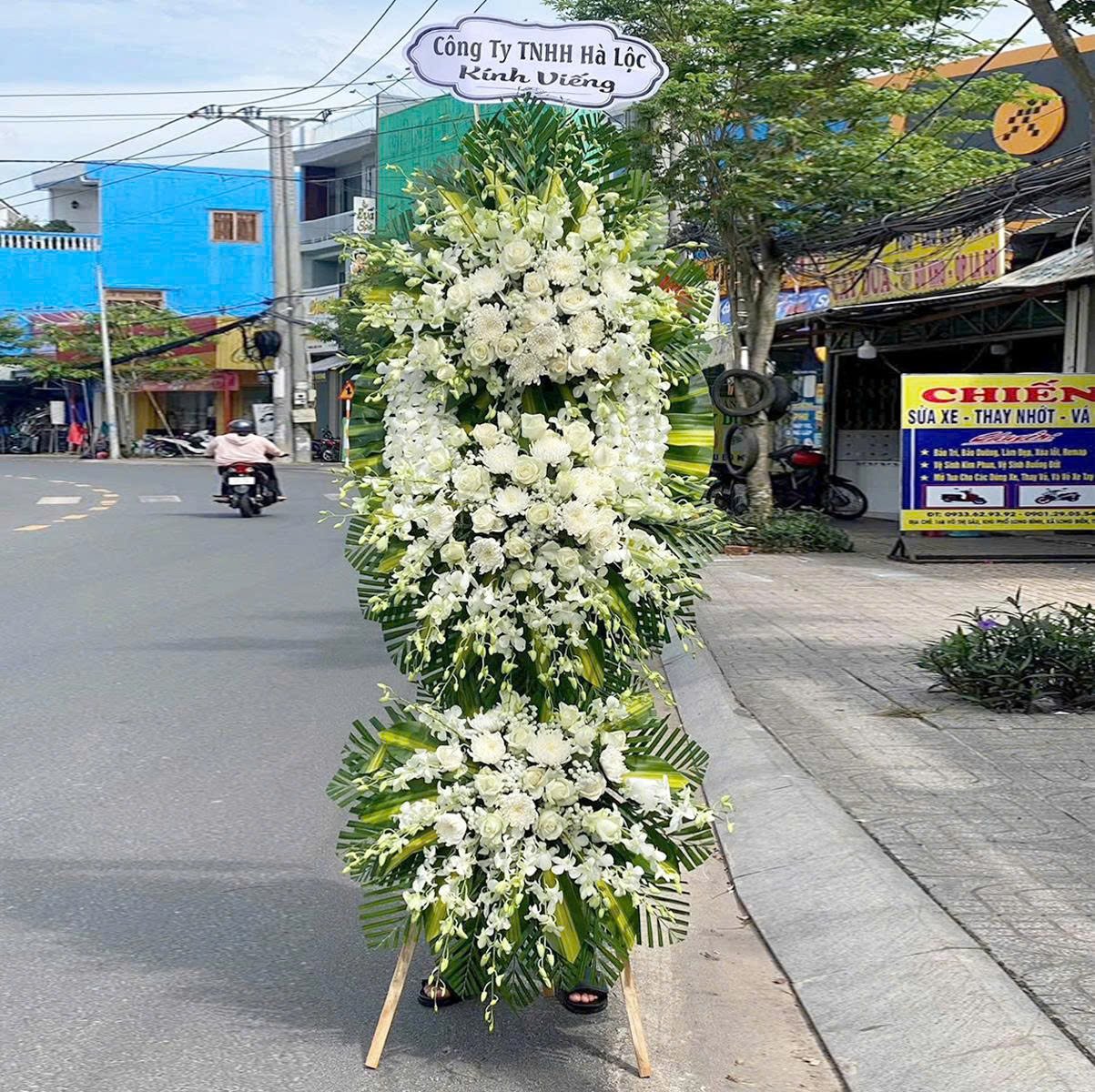 Kệ Hoa Chia Buồn Hoa Lan Mix Hoa Hồng Trắng Thanh Khiết