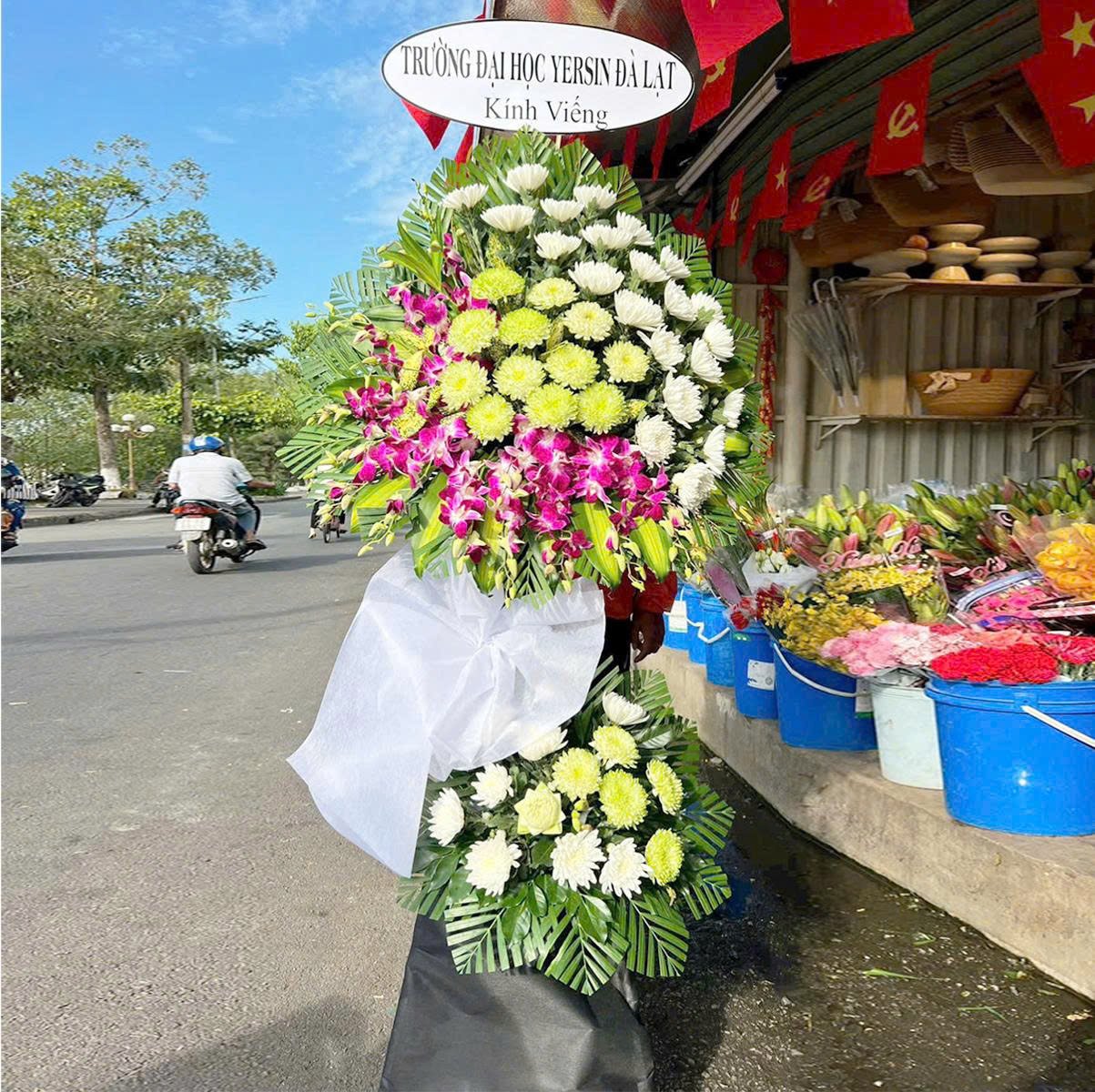 Kệ Hoa Chia Buồn Hoa Lan T&iacute;m Mix Hoa C&uacute;c Trắng Nhẹ Nh&agrave;ng