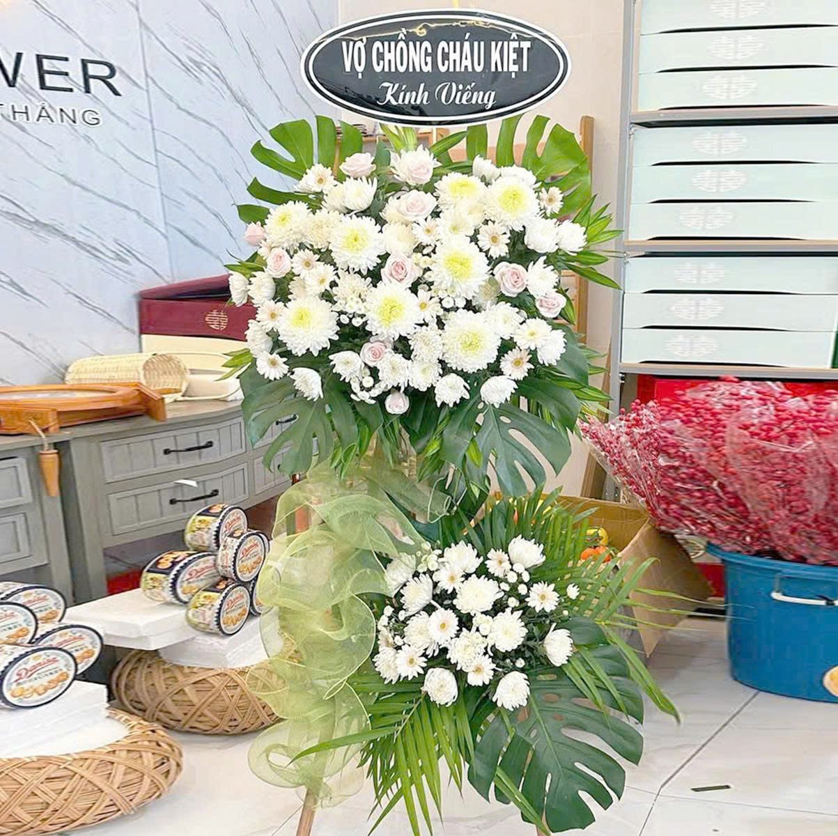 Kệ Hoa Chia Buồn Hoa Trắng Phối Lưới Xanh Tinh Tế