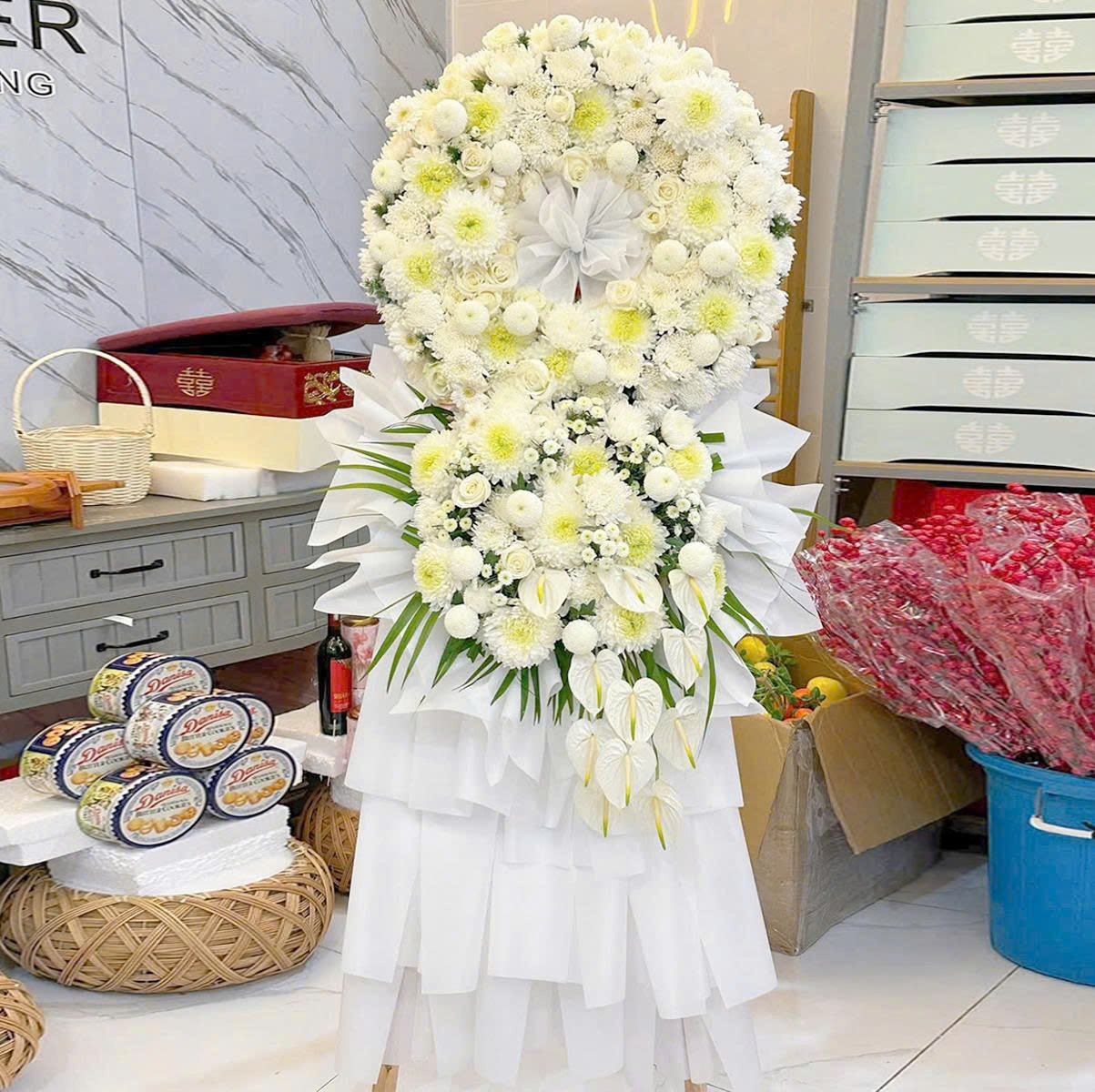 Kệ Hoa Chia Buồn Tone trắng Trang Trọng Lời Tiễn Biệt Th&agrave;nh K&iacute;nh