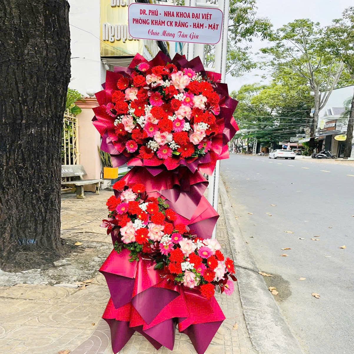 Kệ Hoa Ch&uacute;c Mừng Khai Trương Sự Kiện 2 Tầng Sắc Đỏ Rực Rỡ Sang Trọng