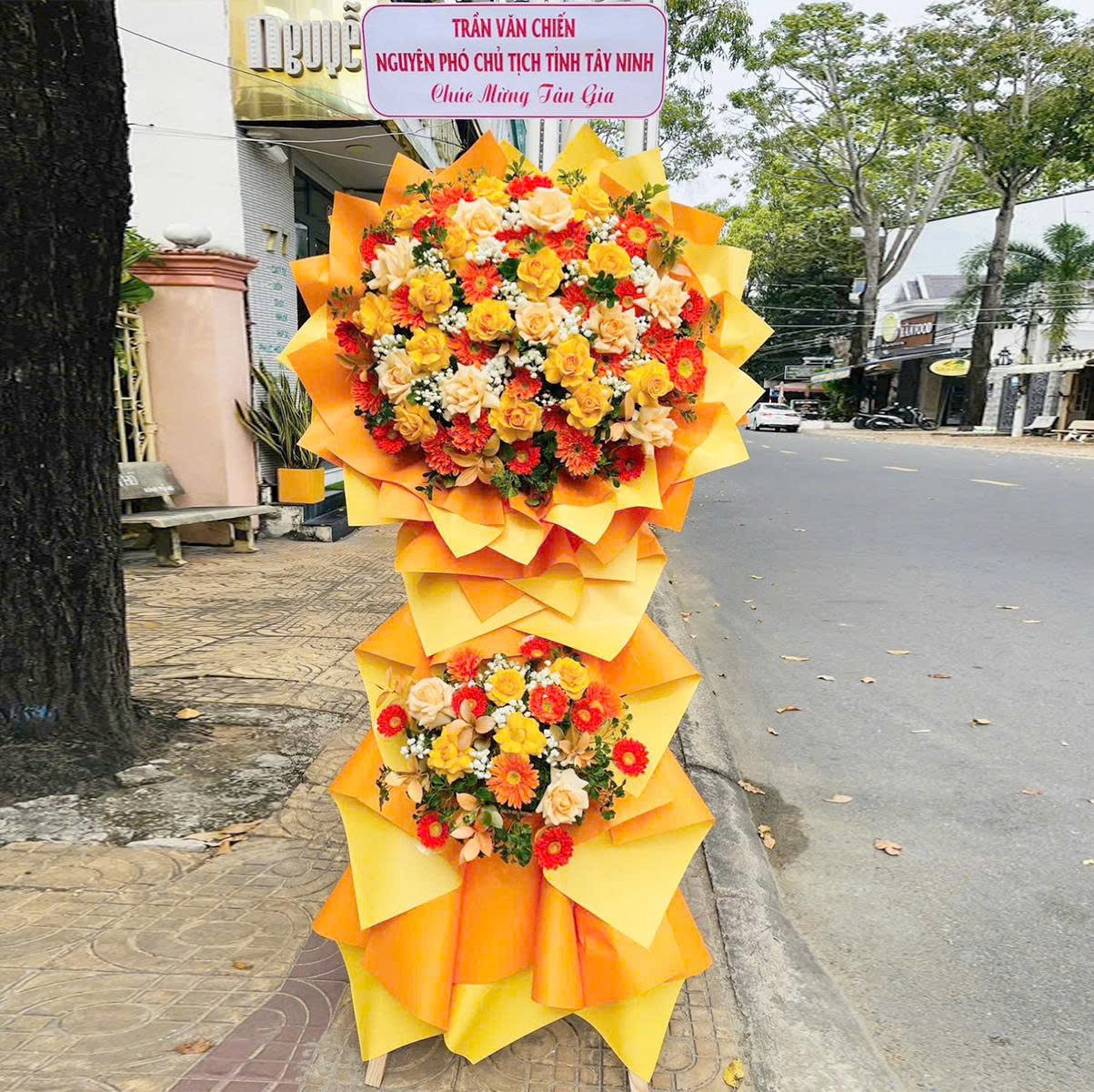 Kệ Hoa Ch&uacute;c Mừng Sự Kiện Đại Hội 2 Tầng Tone V&agrave;ng Rực Rỡ Khai T&agrave;i Đ&oacute;n Lộc