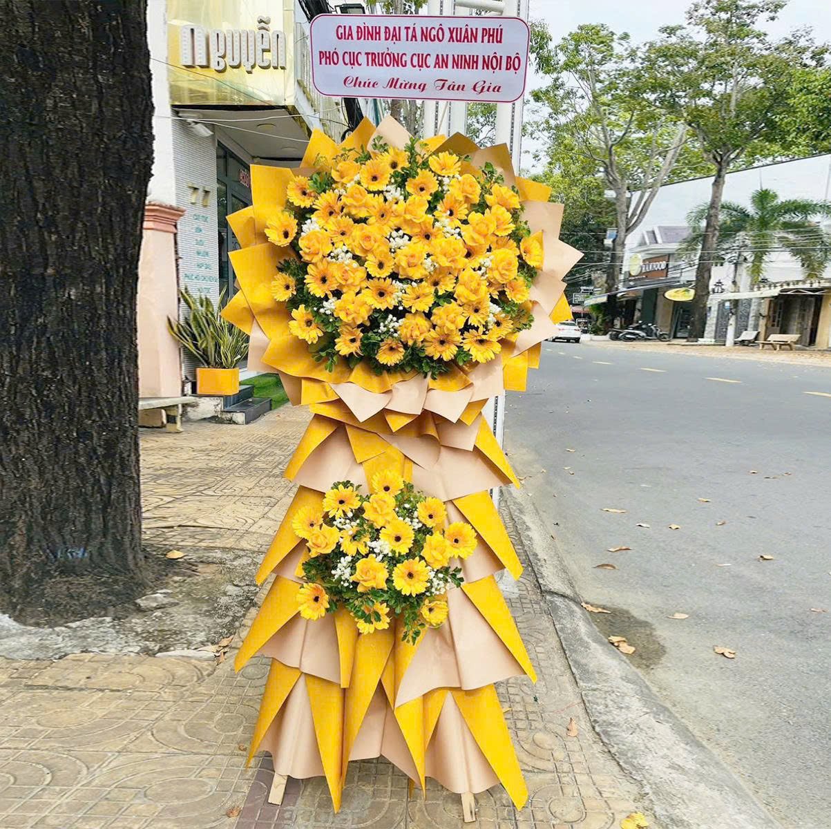 Kệ Hoa Khai Trương Mừng Sự Kiện 2 Tầng Tone V&agrave;ng T&agrave;i Lộc