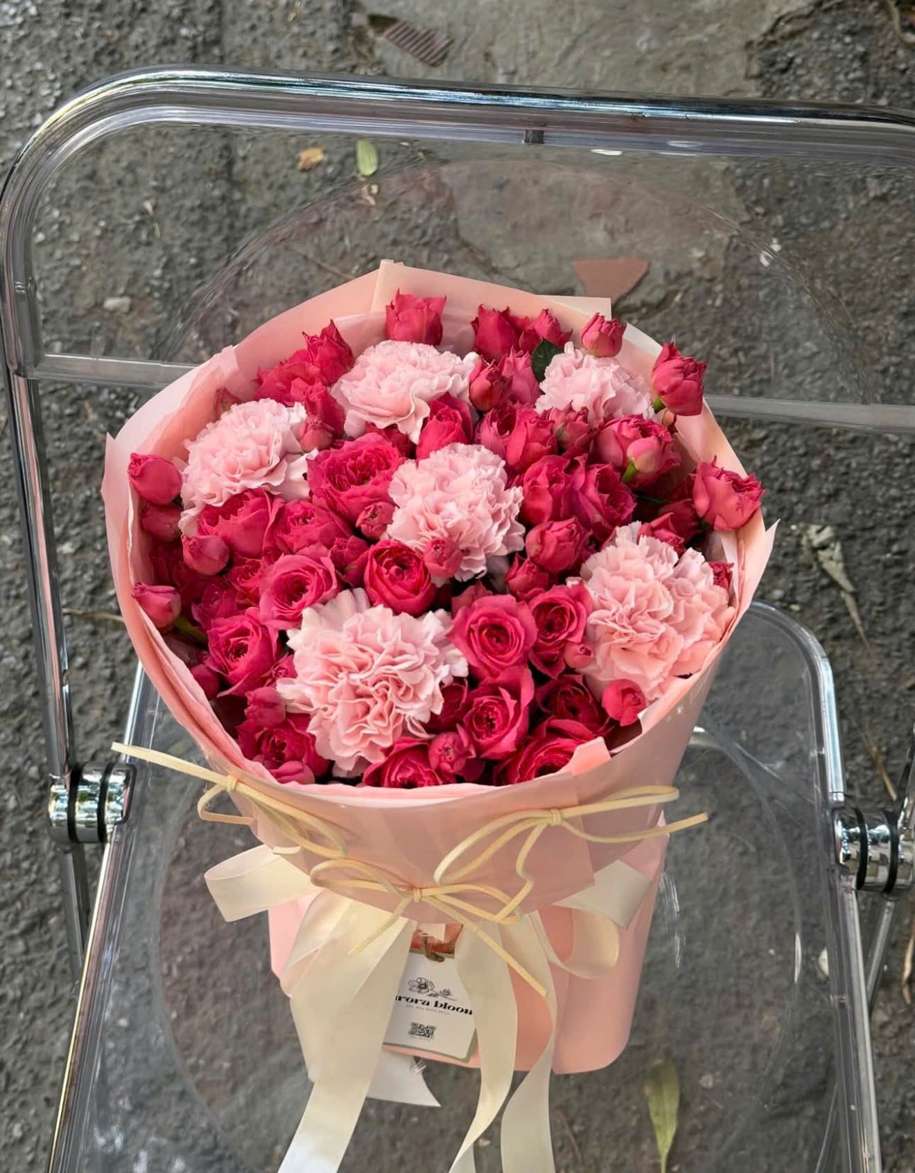 B&oacute; Hoa Hồng Sofia Mix Hoa Cẩm Chướng L&atilde;ng Mạn Ngọt Ng&agrave;o