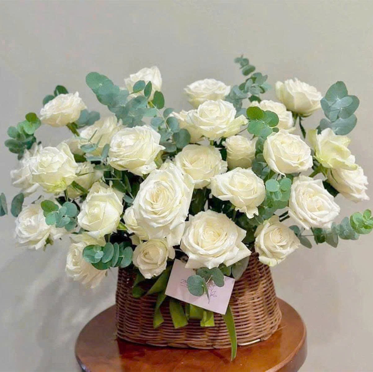 Giỏ Hoa Hồng Trắng Nhẹ Nh&agrave;ng Thanh Lịch