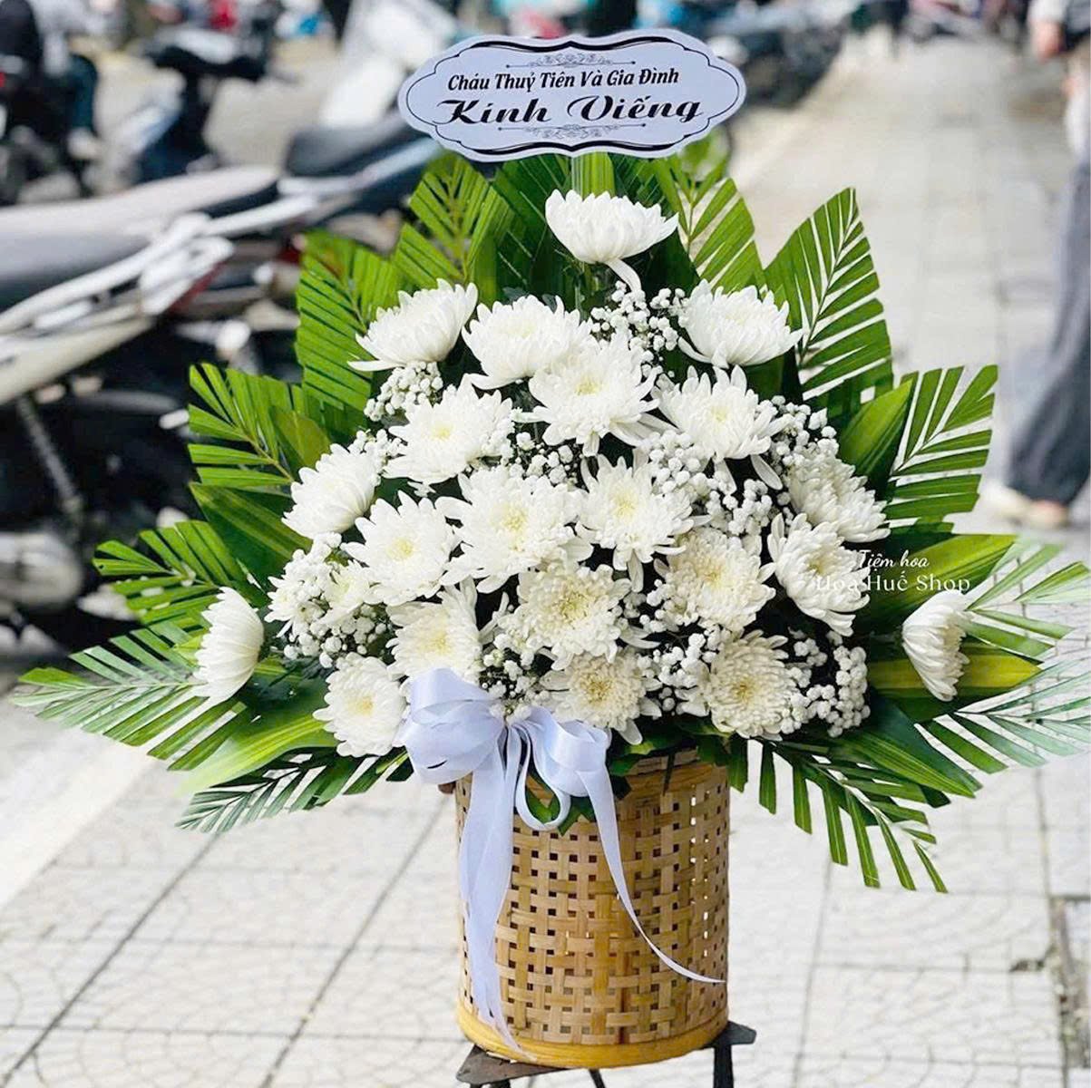 Giỏ Hoa Tươi Hoa C&uacute;c Phối Hoa Bi Trắng Trang Trọng