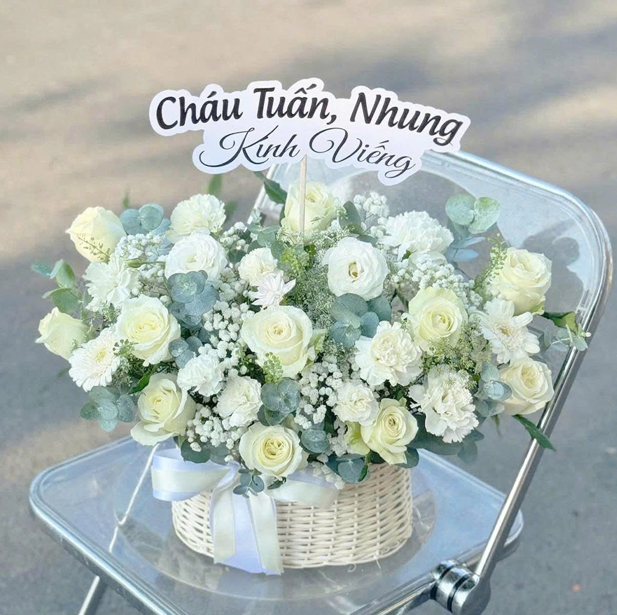 Giỏ Hoa Tươi Hoa Hồng Trắng Nhẹ Nh&agrave;ng Tinh Kh&ocirc;i