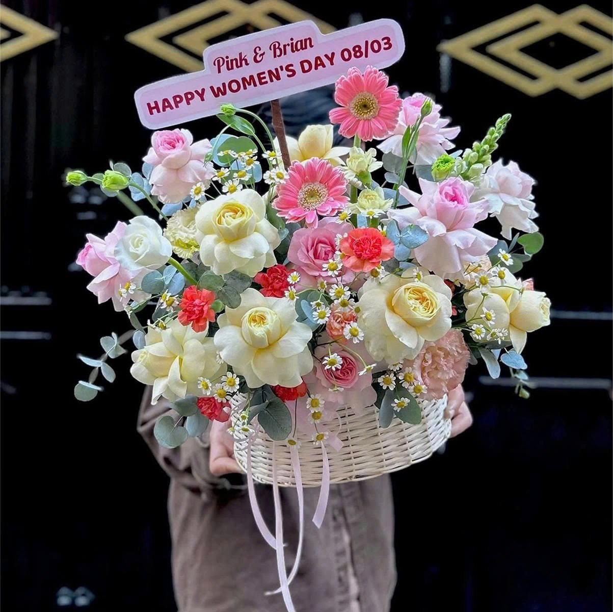 Giỏ Hoa M&acirc;y Hồng Ngọt Ng&agrave;o Rực Rỡ Sắc M&agrave;u