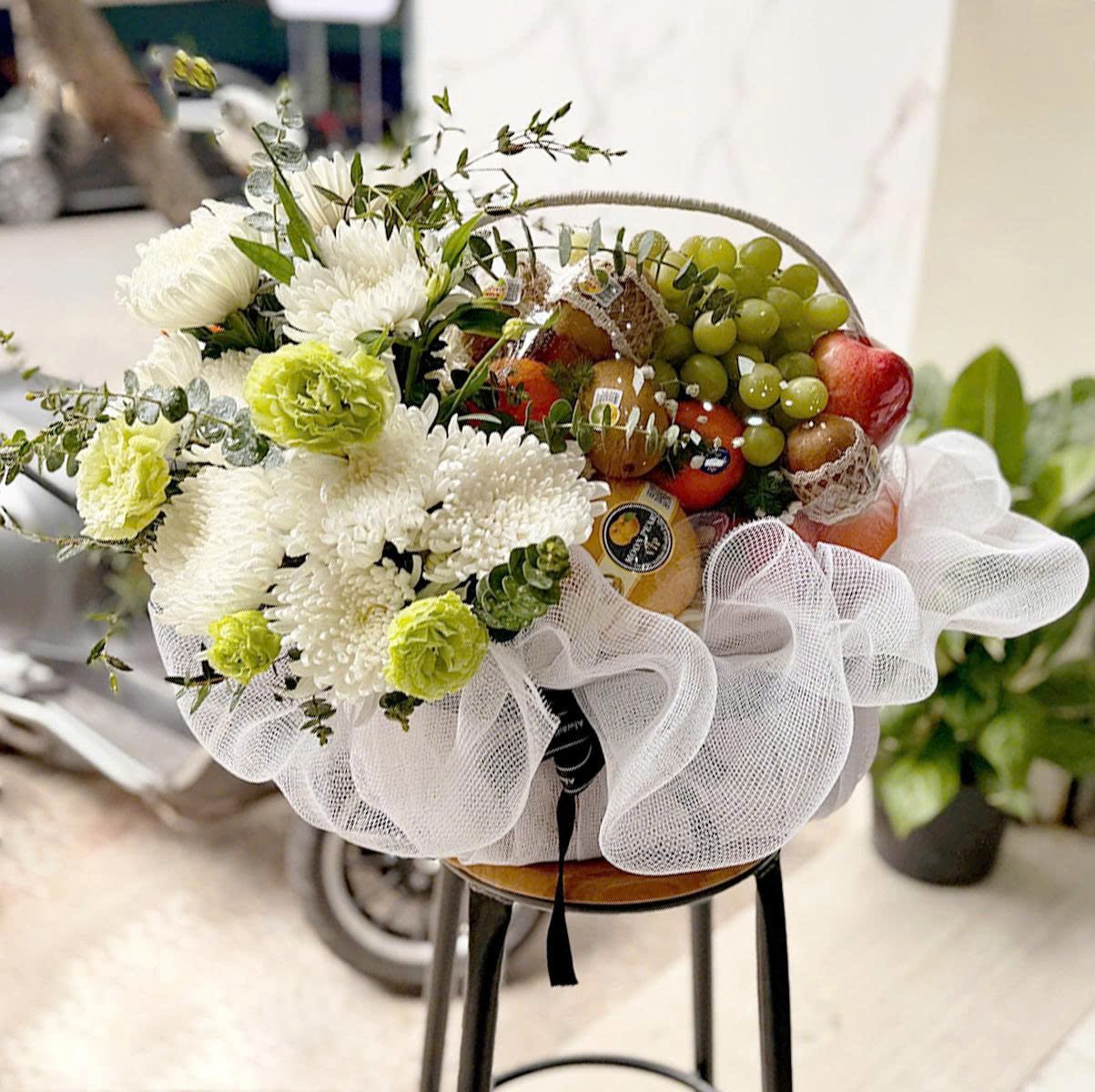 Giỏ Qu&agrave; Tặng Tr&aacute;i C&acirc;y Nhập Khẩu Cao Cấp Mix K&egrave;m Hoa C&uacute;c Xinh Xắn