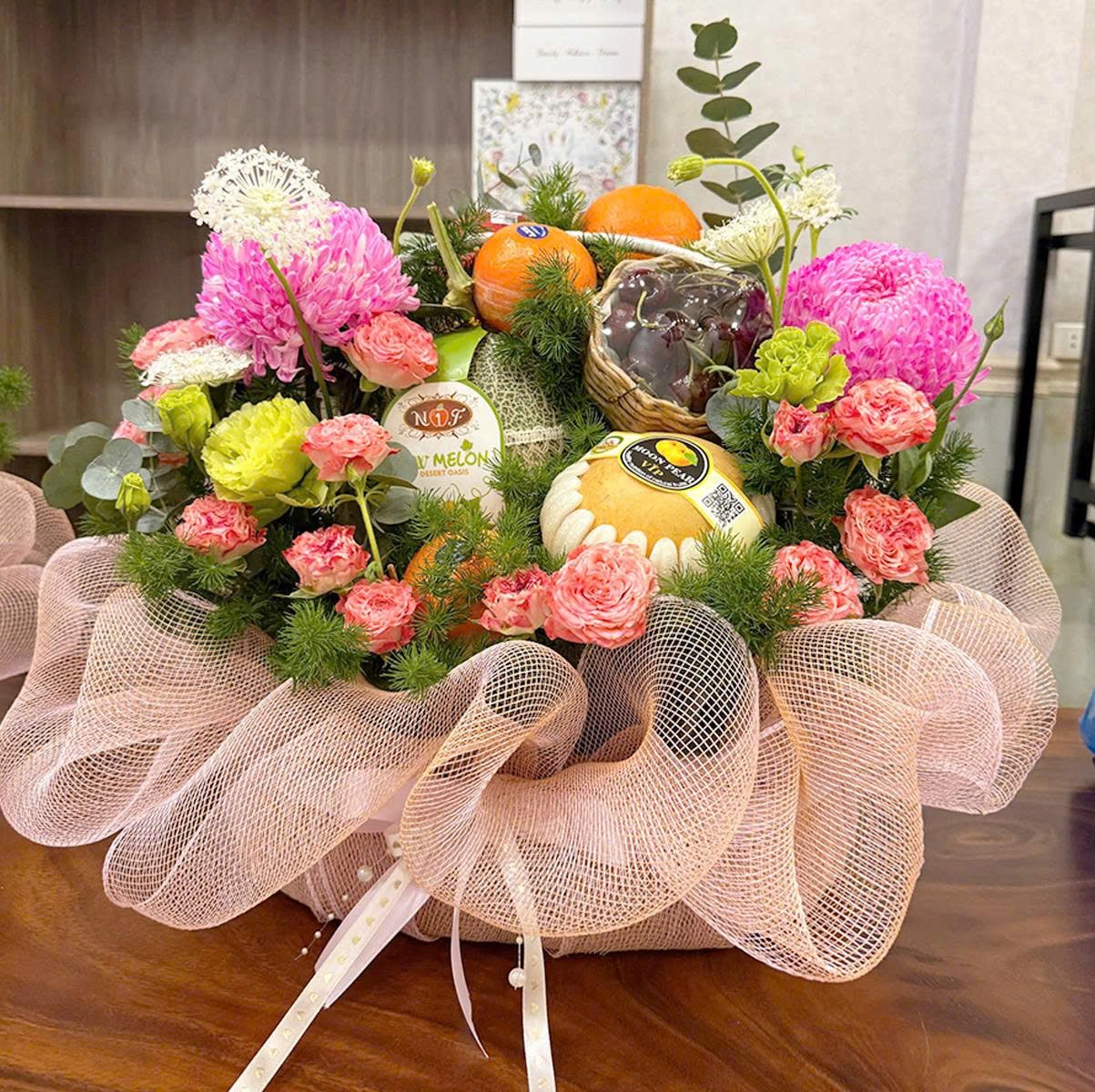 Giỏ Qu&agrave; Tặng Tr&aacute;i C&acirc;y V&agrave; Hoa Tone Hồng Thanh Lịch