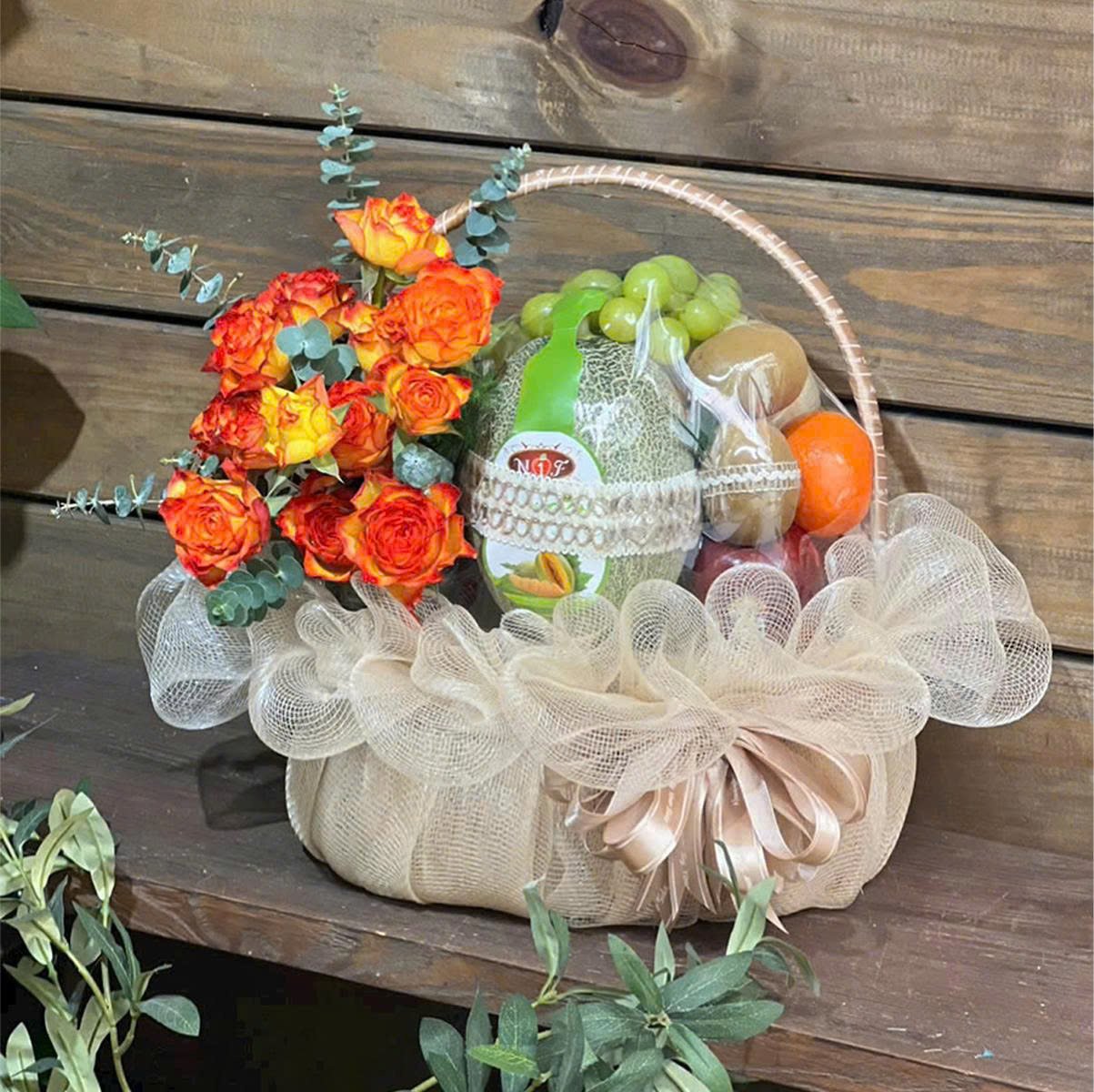 Giỏ Qu&agrave; Tr&aacute;i C&acirc;y Ch&uacute;c Mừng Mix Hoa Tươi Rực Rỡ