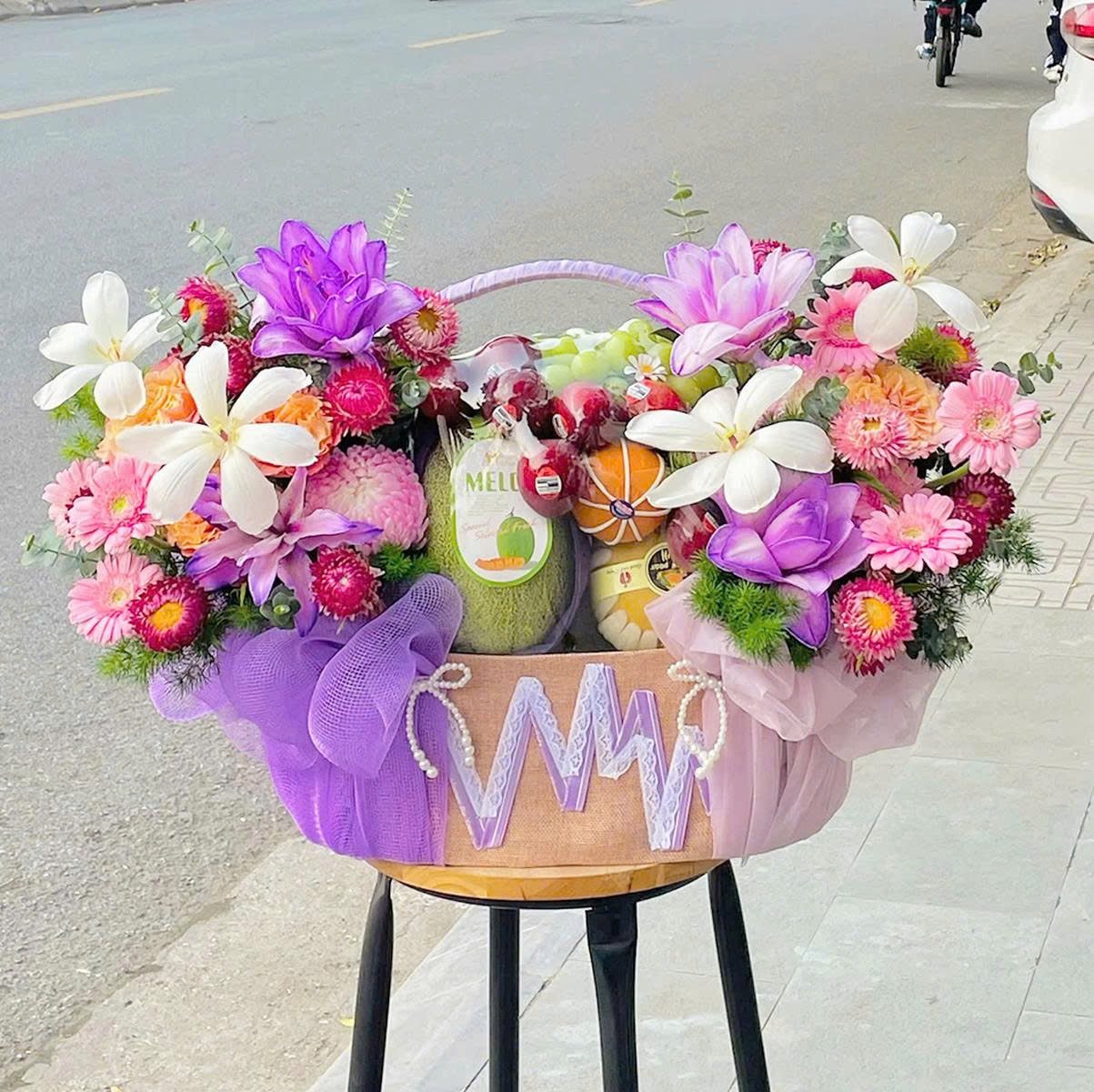 Giỏ Qu&agrave; Tặng Tr&aacute;i C&acirc;y Kết Hợp Hoa Tươi Rực Rỡ Sang Trọng