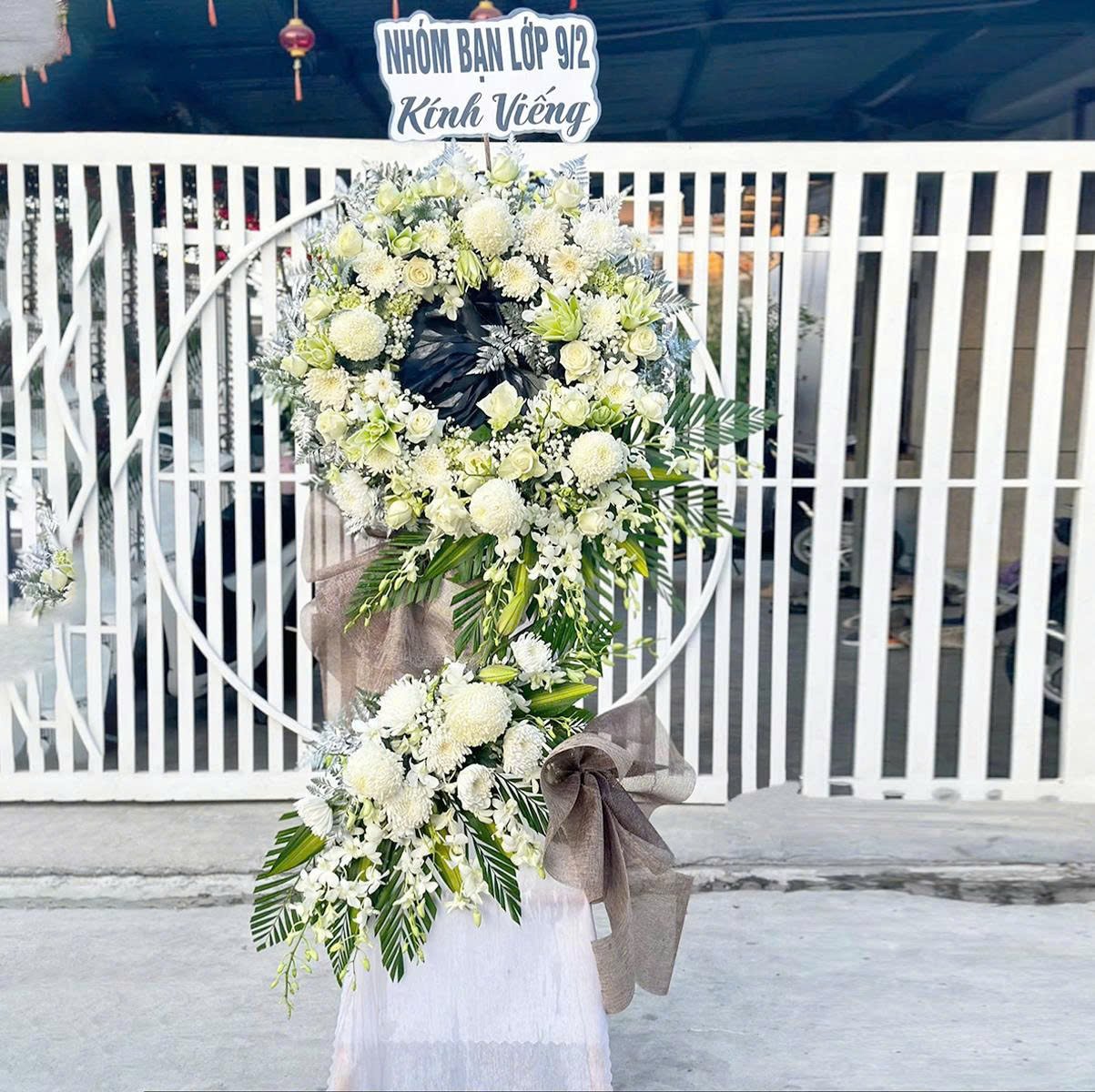 Kệ Hoa Chia Buồn 2 Tầng C&uacute;c Mẫu Đơn Mix Hoa Lan Trắng Tinh Khiết