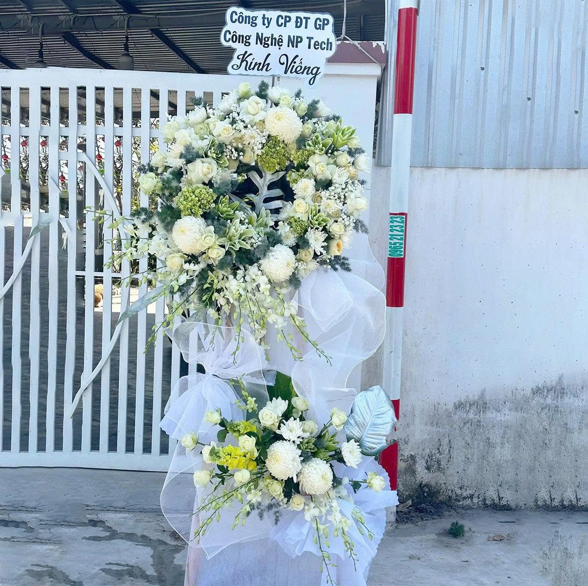 Kệ Hoa Chia Buồn 2 Tầng C&uacute;c Mẫu Đơn Phối Lưới Trắng Trang Trọng