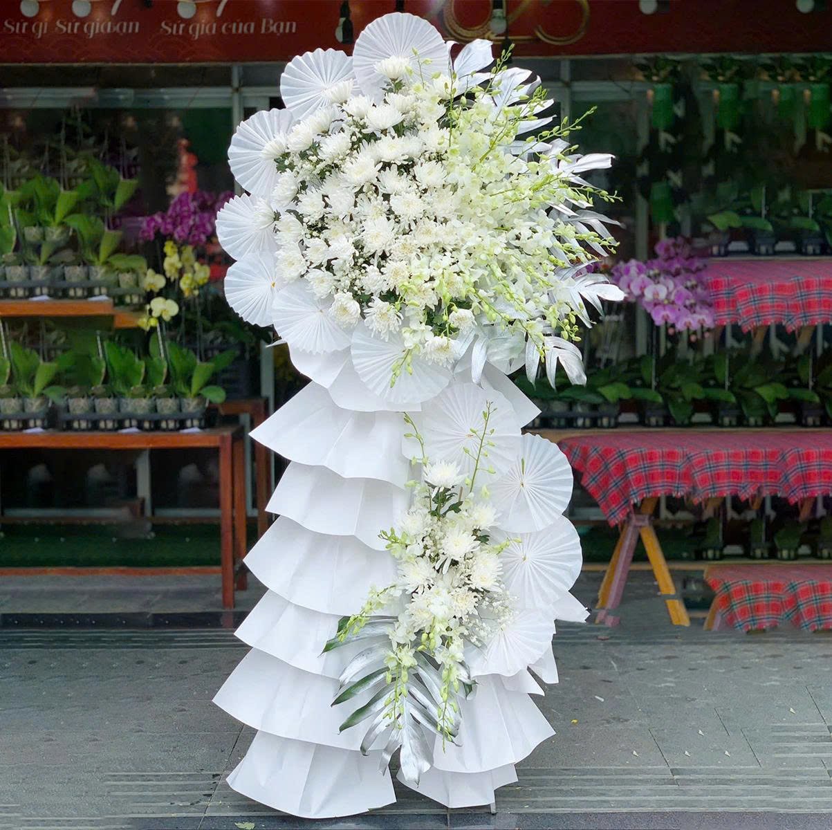 Kệ Hoa Chia Buồn 2 Tầng Hoa Cúc Mix Quạt Giấy Trắng Hiện Đại