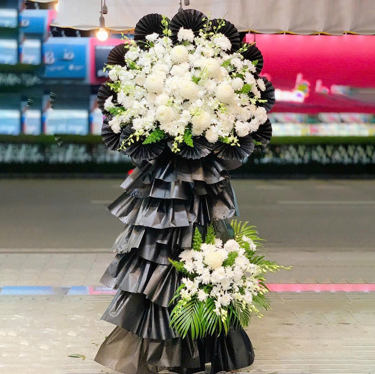 Kệ Hoa Chia Buồn Phối Giấy Đen 2 Tầng Hoa C&uacute;c Trắng Th&agrave;nh K&iacute;nh Trang Trọng