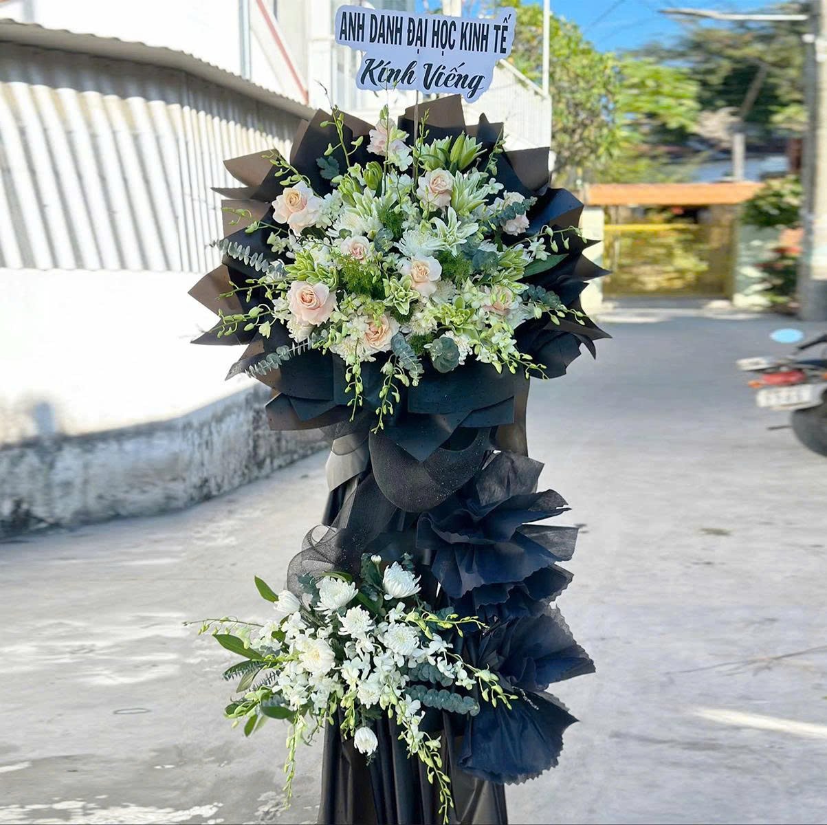 Kệ Hoa Chia Buồn Phối Giấy Đen 2 Tầng Tone Hồng Trắng An Y&ecirc;n