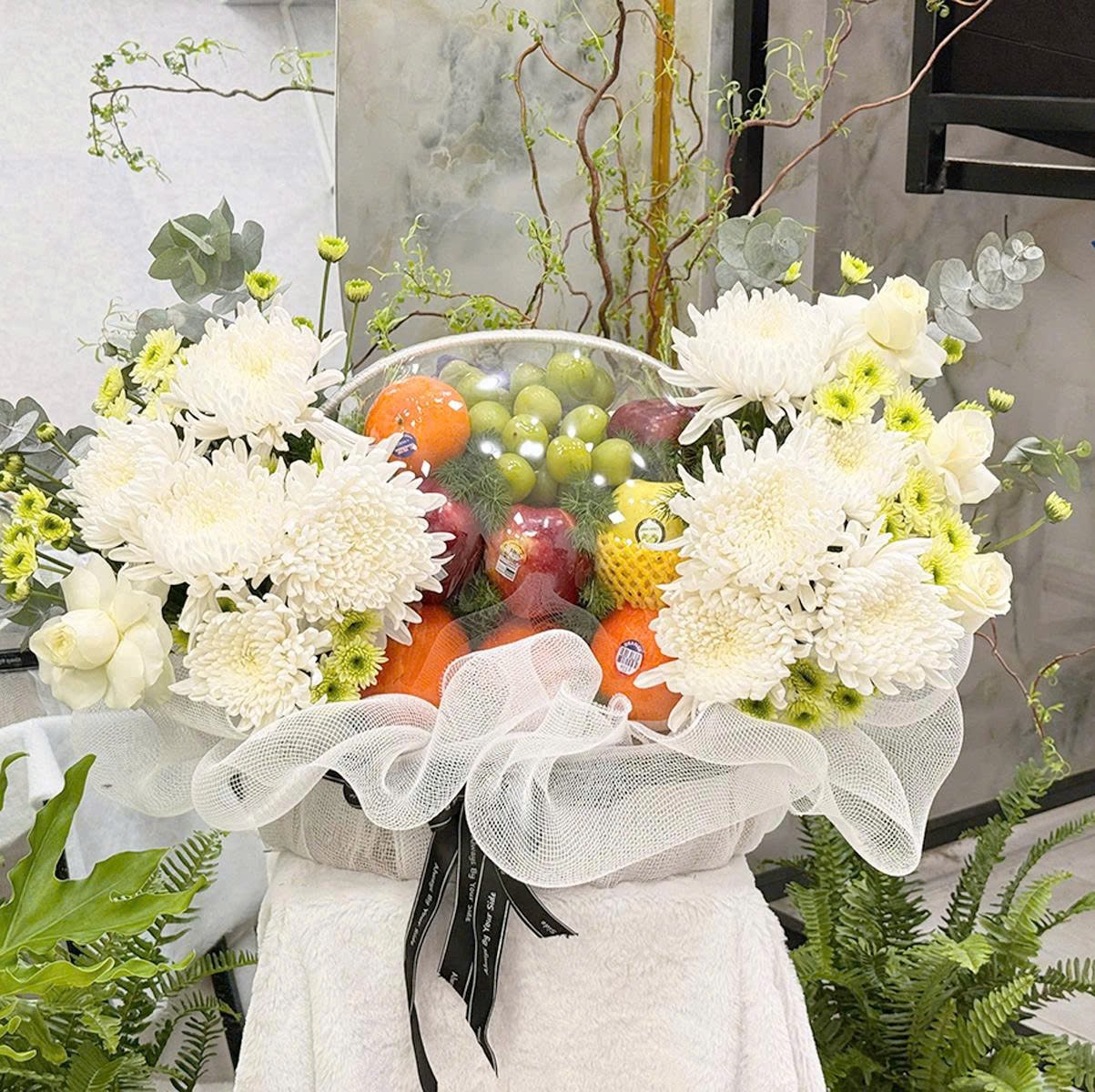 Giỏ Tr&aacute;i C&acirc;y K&iacute;nh Viếng Mix Hoa C&uacute;c Trắng