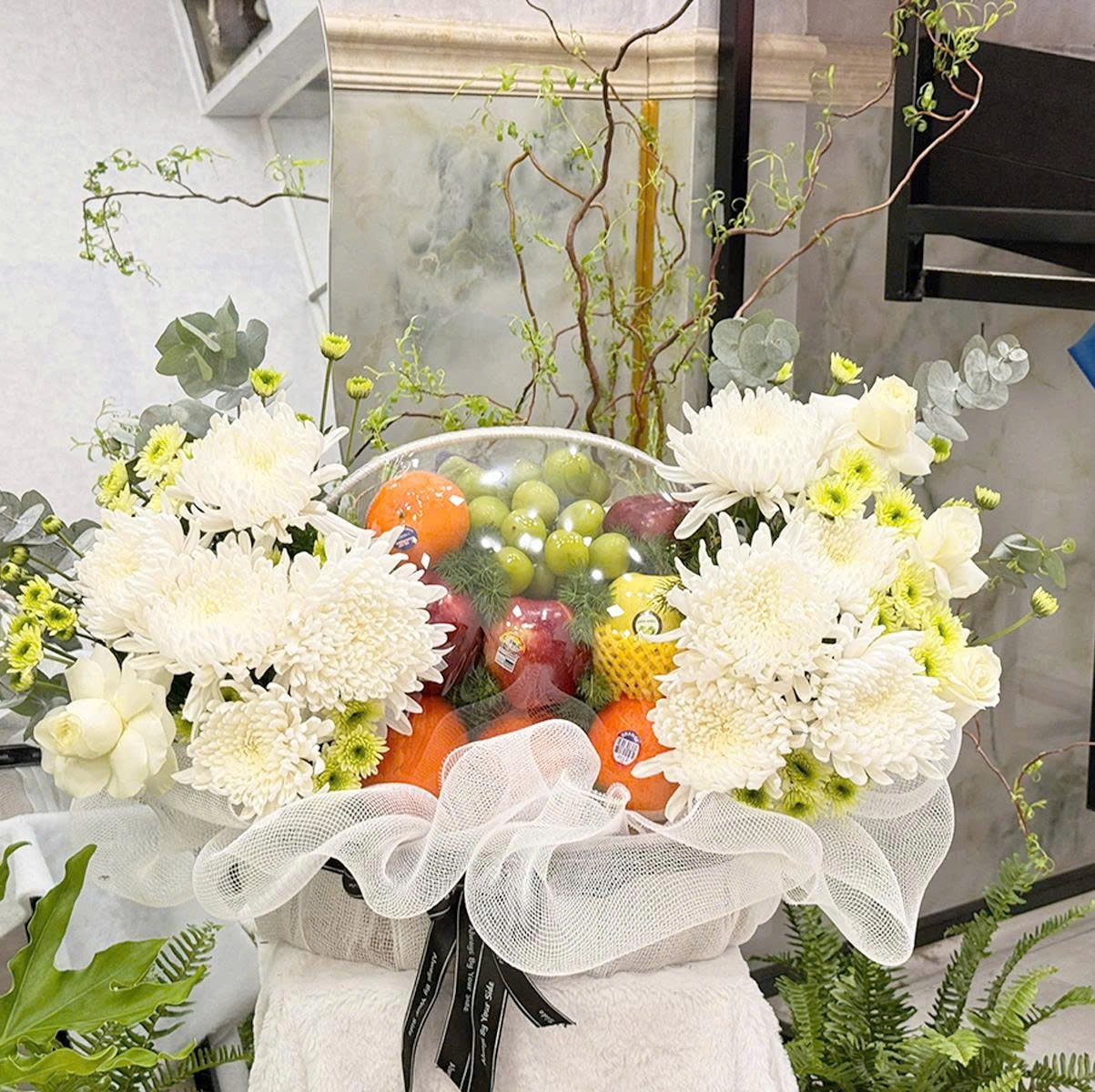 Giỏ Tr&aacute;i C&acirc;y K&iacute;nh Viếng Mix Hoa C&uacute;c Trắng