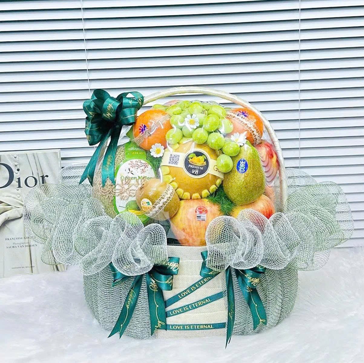Giỏ Qu&agrave; Tặng Tr&aacute;i C&acirc;y Gắn Lưới Xanh L&aacute; Phối Ruy Băng Sang Trọng
