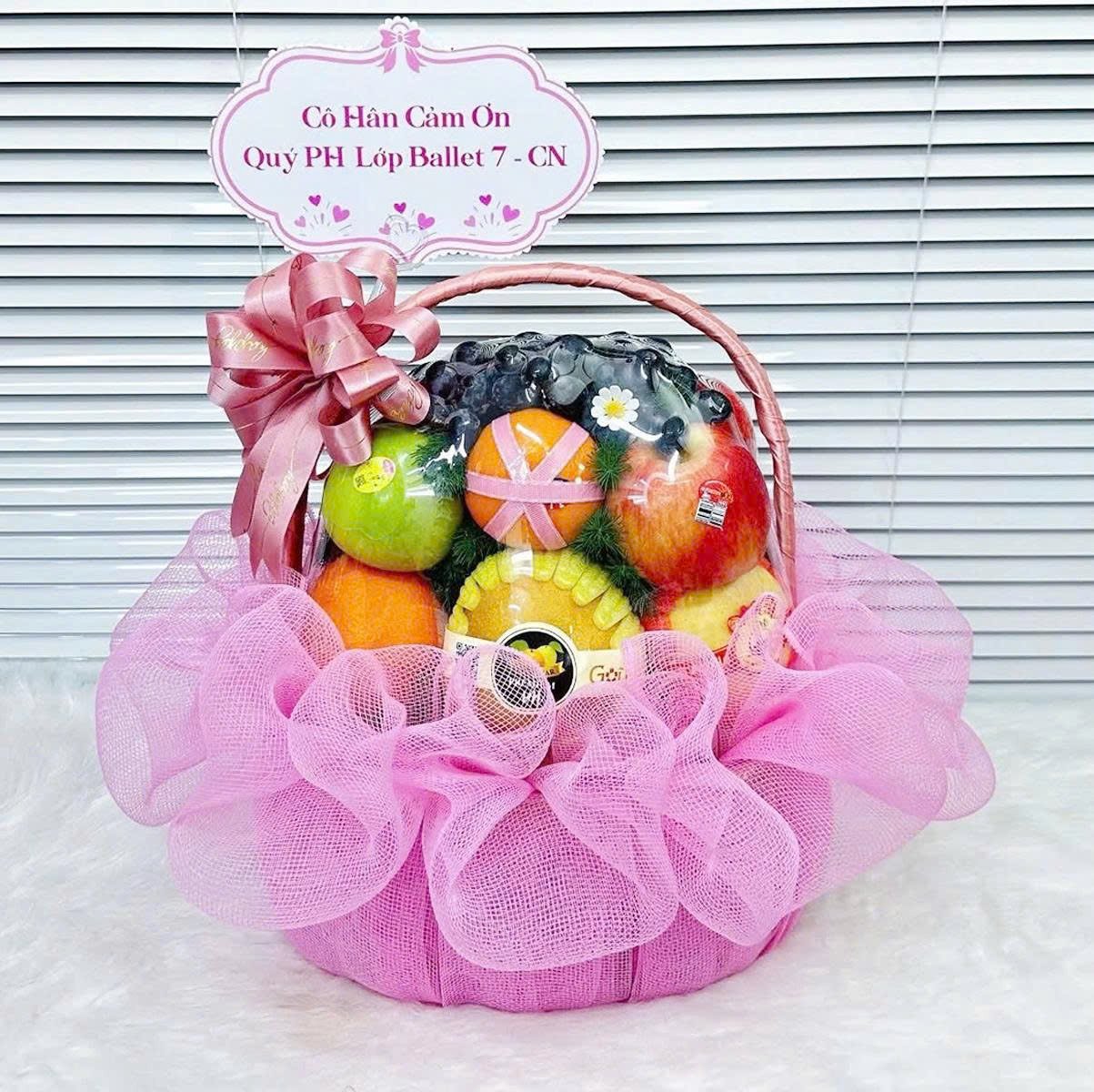 Giỏ Qu&agrave; Tặng Tr&aacute;i C&acirc;y Nhập Khẩu Tone Hồng Nhẹ Nh&agrave;ng Ngọt Ng&agrave;o