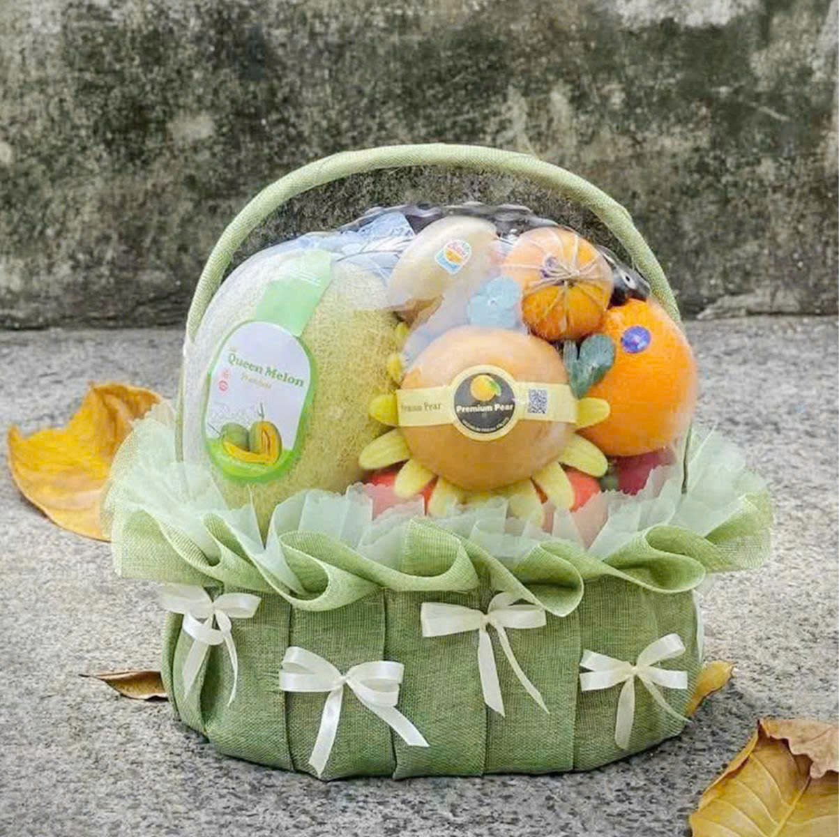 Giỏ Qu&agrave; Tặng Tr&aacute;i C&acirc;y Nhập Khẩu Tone Xanh L&aacute; Nhẹ Nh&agrave;ng Thanh Lịch