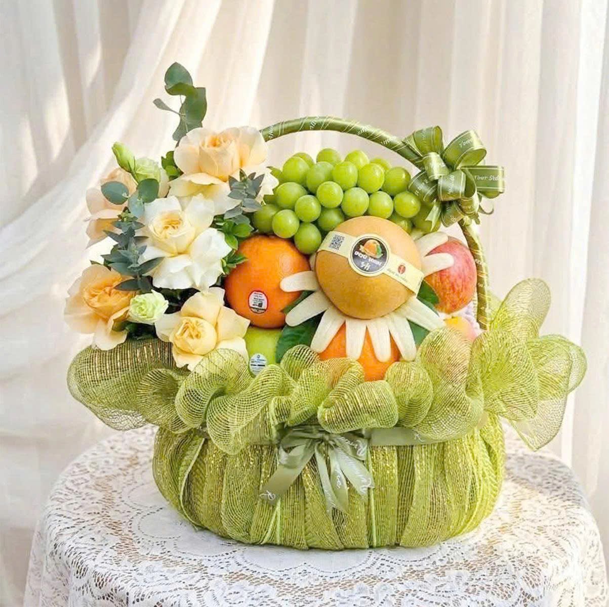 Giỏ Qu&agrave; Tặng Tr&aacute;i C&acirc;y V&agrave; Hoa Tone Xanh L&aacute; Cao Cấp Sang Trọng