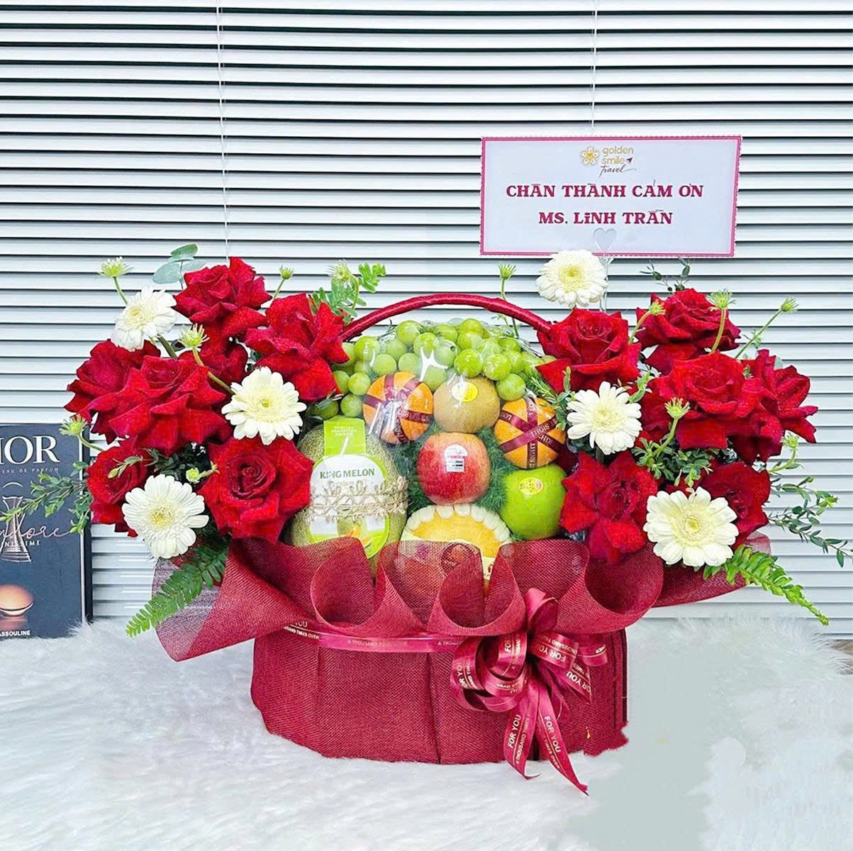 Giỏ Tr&aacute;i C&acirc;y Cao Cấp Mix Hoa Hồng Đỏ Rực Rỡ Ph&aacute;t T&agrave;i Ph&aacute;t Lộc