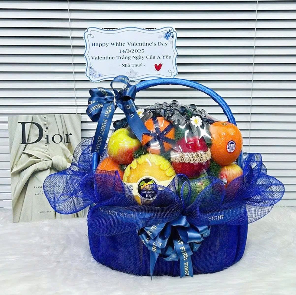 Giỏ Tr&aacute;i C&acirc;y Nhập Khẩu Gắn Lưới Tone Xanh Dương Tươi M&aacute;t An L&agrave;nh