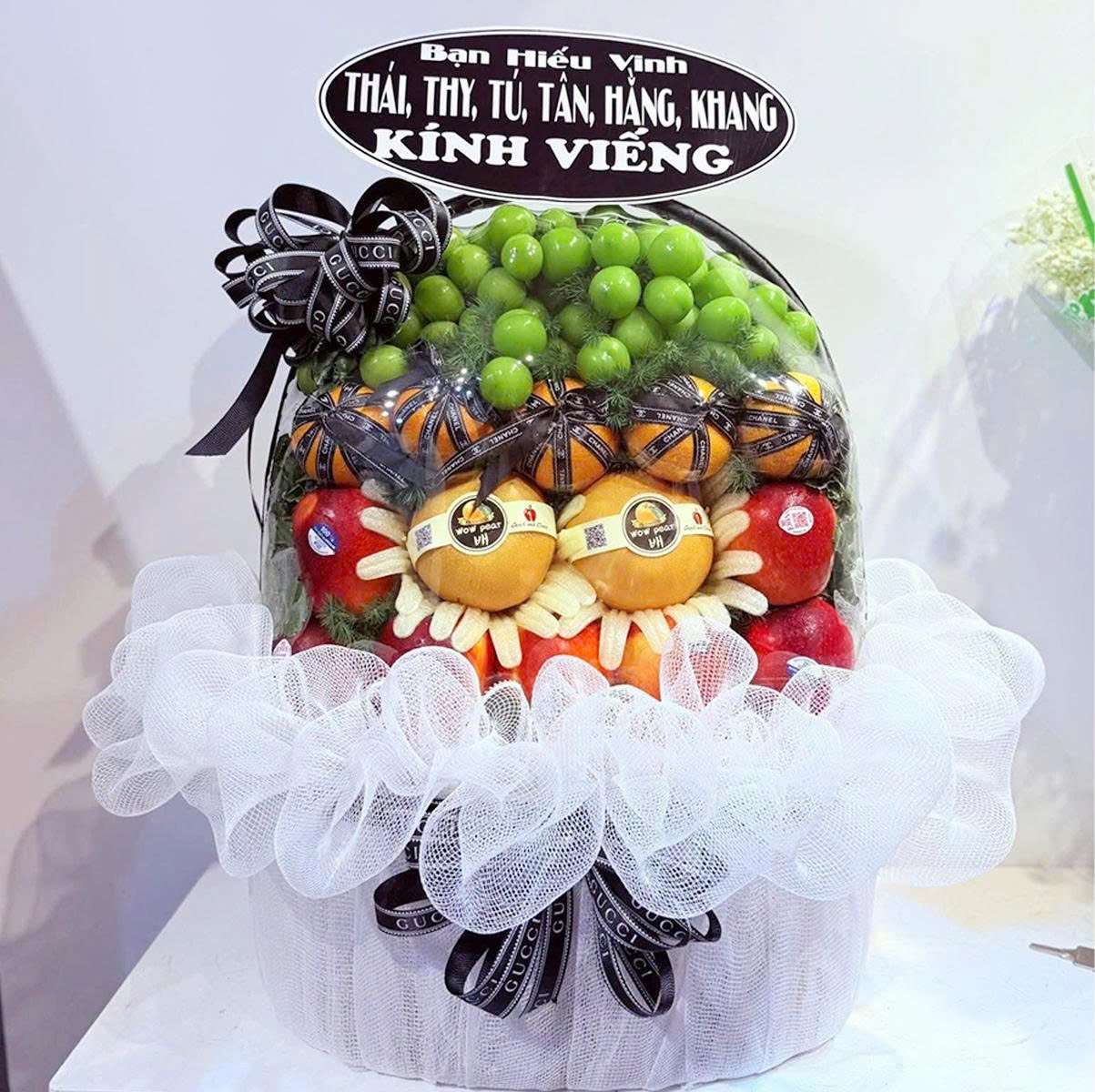 Giỏ Tr&aacute;i C&acirc;y Tươi K&iacute;nh Viếng Lưới Trắng Mix Nơ Ruy Băng Trang Trọng