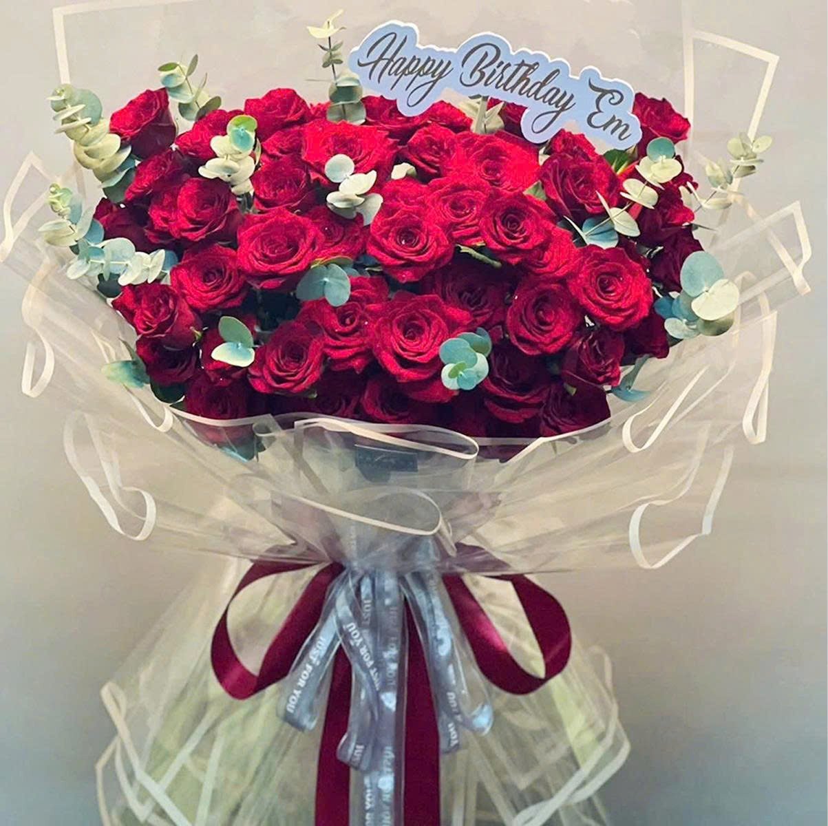 B&oacute; Hoa Hồng Đỏ Thắm L&atilde;ng Mạn Qu&agrave; Tặng Thay Lời Y&ecirc;u Thương