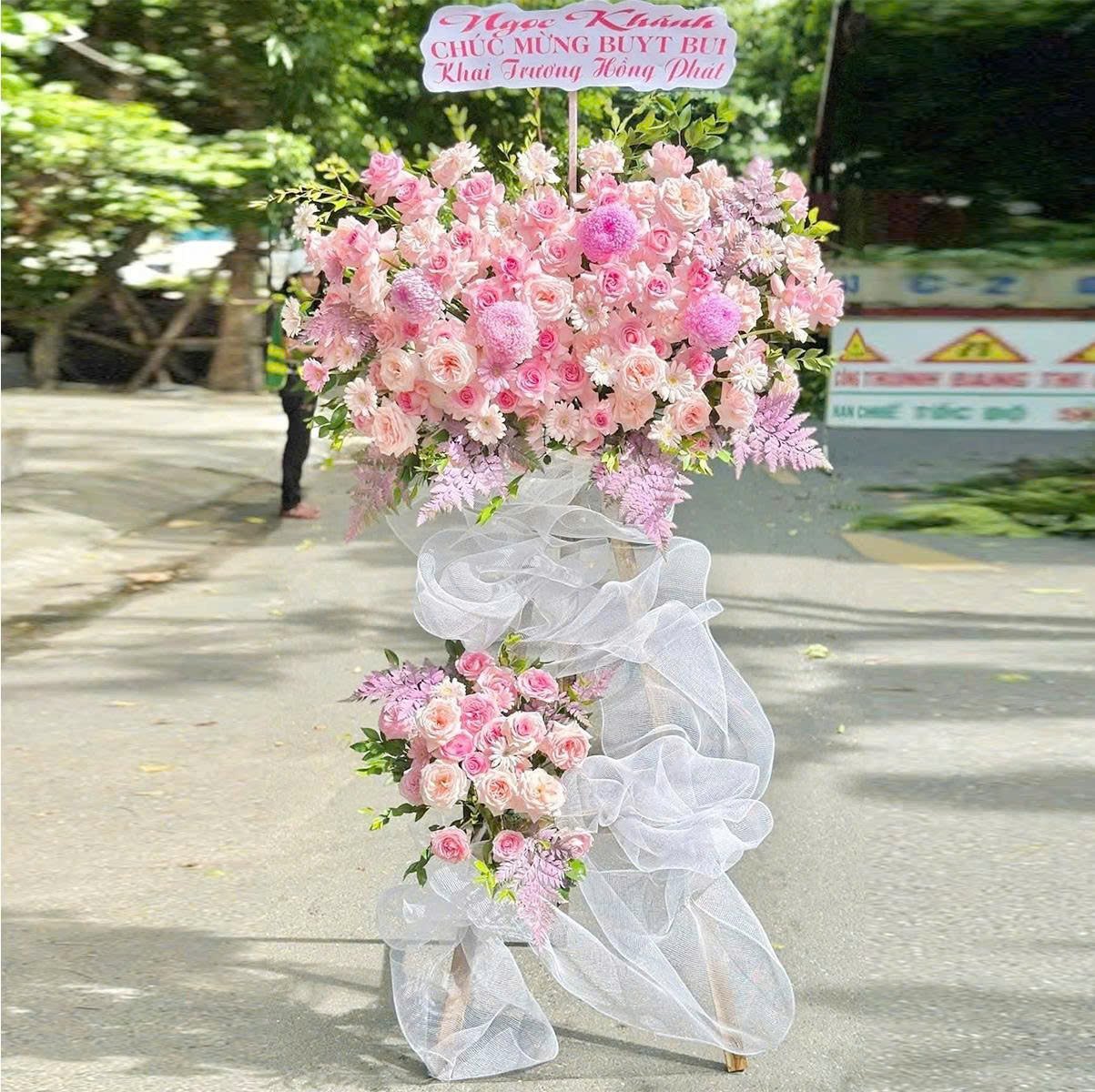 Kệ Hoa 2 Tầng Mừng Khai Trương Hồng Ph&aacute;t Tone Hồng Sang Trọng