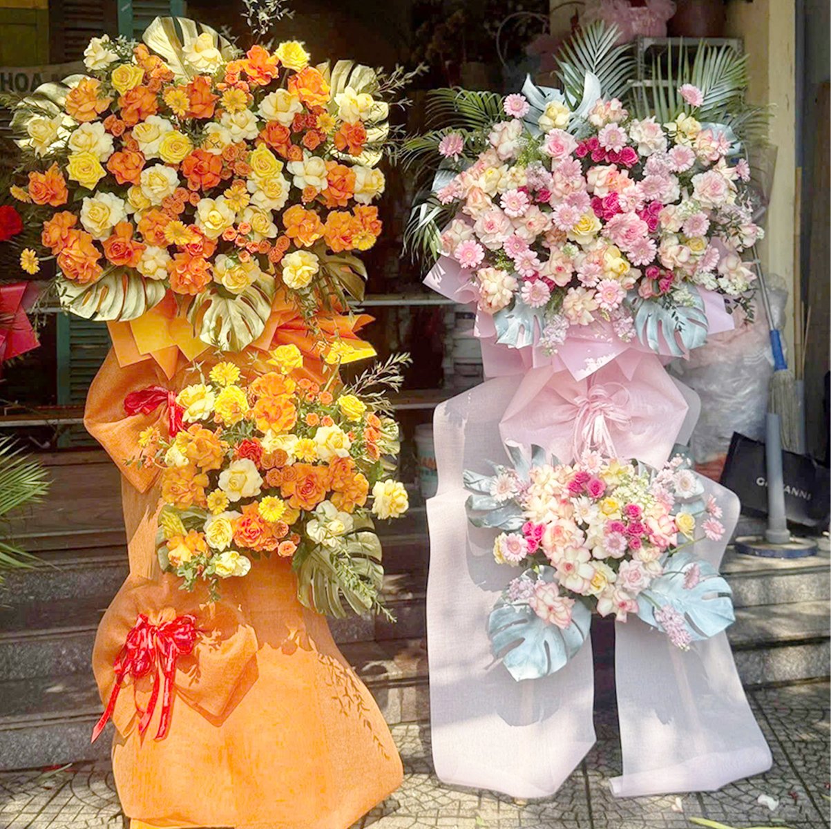 Kệ Hoa 2 Tầng Ch&uacute;c Mừng Khai Trương Tone Cam Hồng