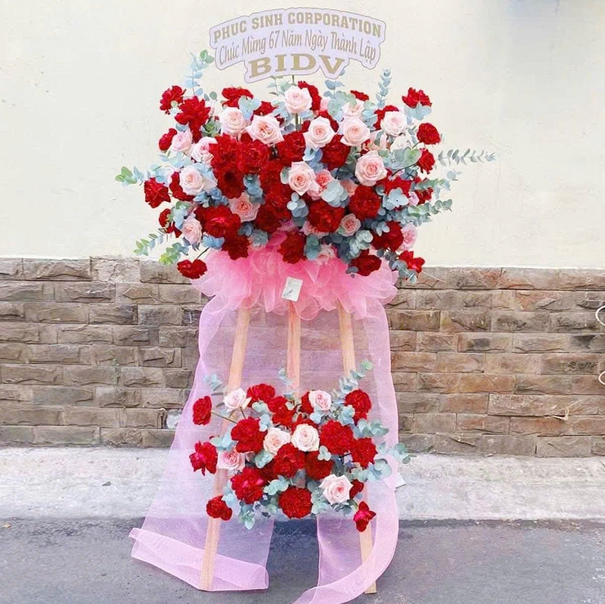 Kệ Hoa 2 Tầng Khai Trương Tone Đỏ Hồng Pastel Ph&aacute;t T&agrave;i Rực Rỡ