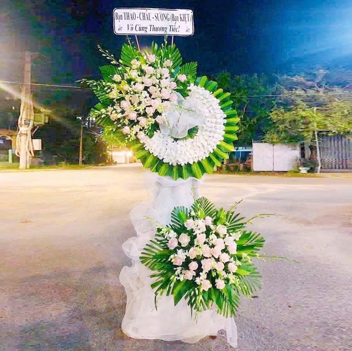 Kệ Hoa Chia Buồn 2 Tầng C&uacute;c Trắng Phối Hoa Hồng Trắng Th&agrave;nh K&iacute;nh