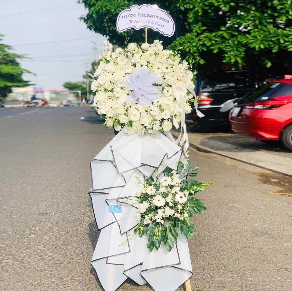 Kệ Hoa Chia Buồn 2 Tầng Hoa Hồng Trắng Thanh Khiết V&agrave; Th&agrave;nh K&iacute;nh