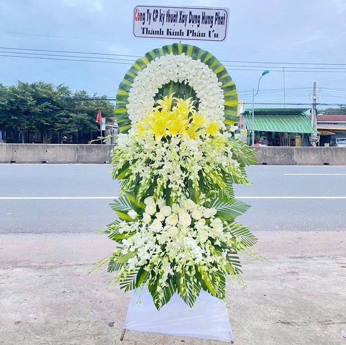 Kệ Hoa Chia Buồn 2 Tầng Lan Th&aacute;i Trắng V&agrave; Hồng Trắng Th&agrave;nh K&iacute;nh