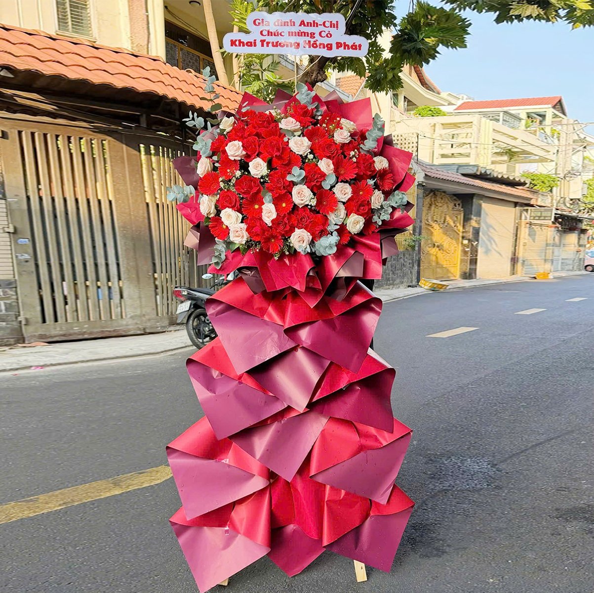 Kệ Hoa Ch&uacute;c Mừng Khai Trương Tone Đỏ Hiện Đại