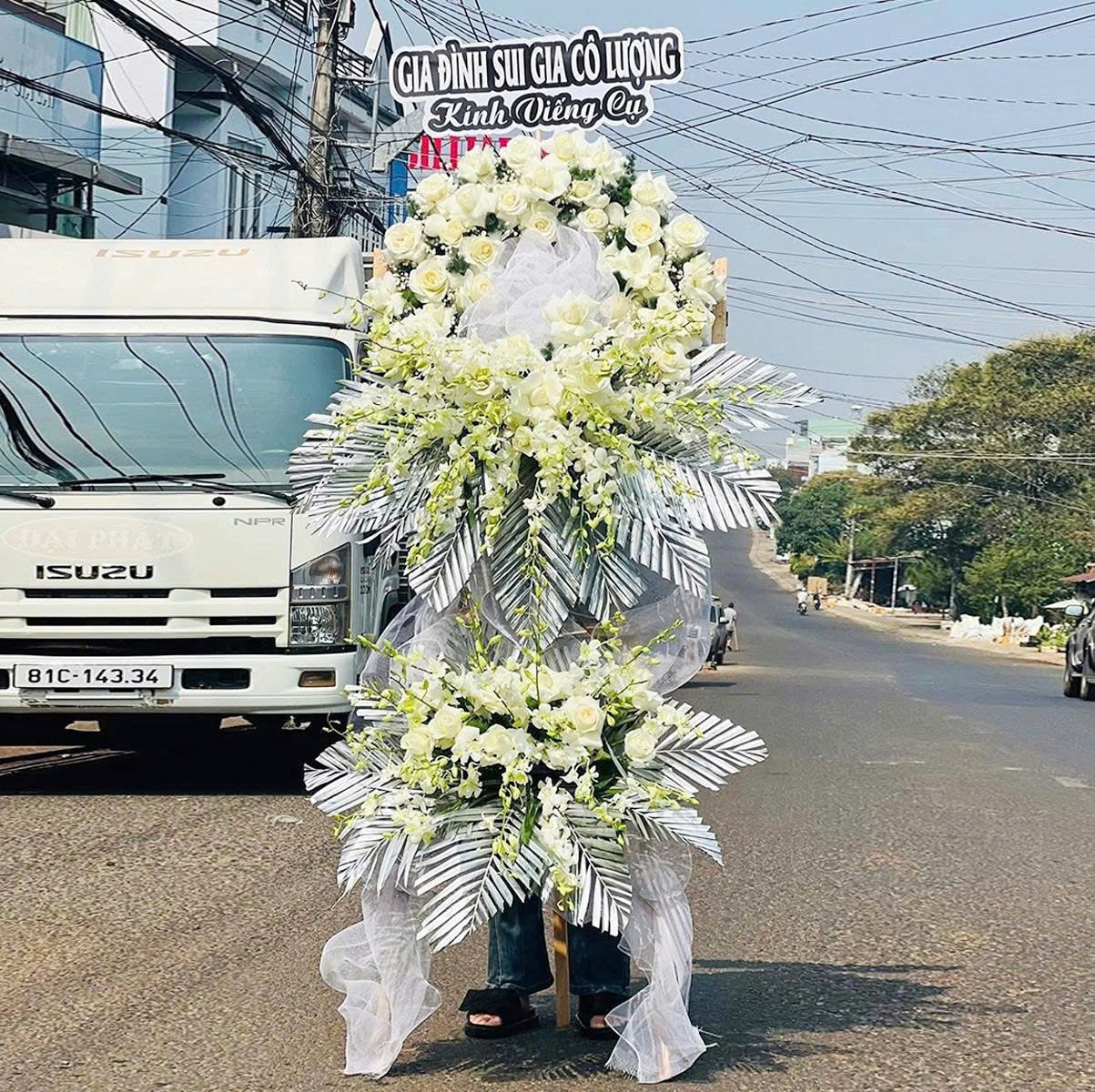 Kệ Hoa Viếng Chia Buồn Hoa Hồng Trắng Mix L&aacute; Cau Nhũ Bạc