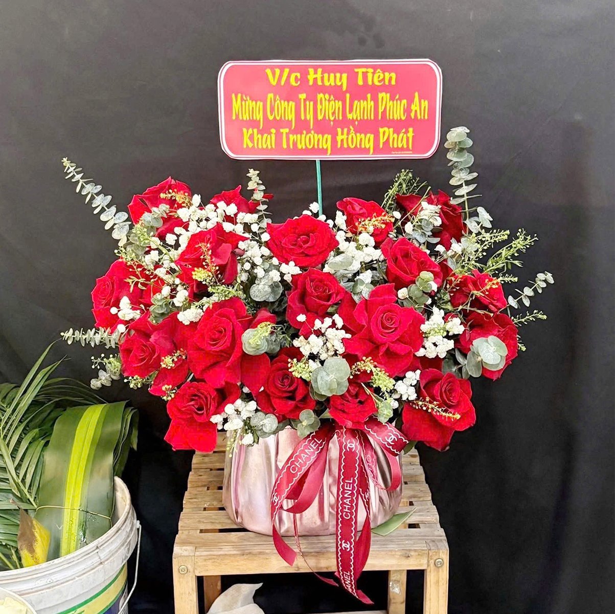 Chậu Hoa Hồng Đỏ Thắm Mix Baby Trắng Nhẹ Nh&agrave;ng Tinh Tế