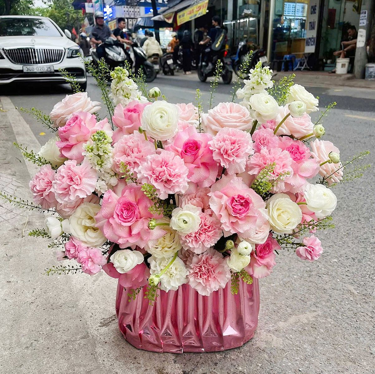 Chậu Hoa Hồng Phấn Mix Hoa Cẩm Chướng Hồng Xinh Y&ecirc;u