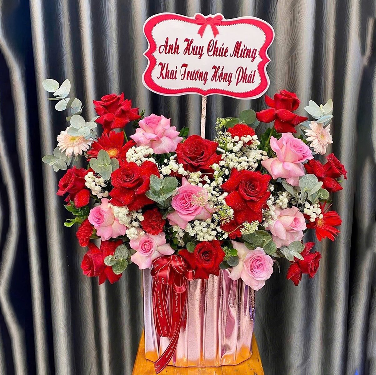 Chậu Hoa Tươi Tone Hồng Đỏ Ngọt Ng&agrave;o Rực Rỡ