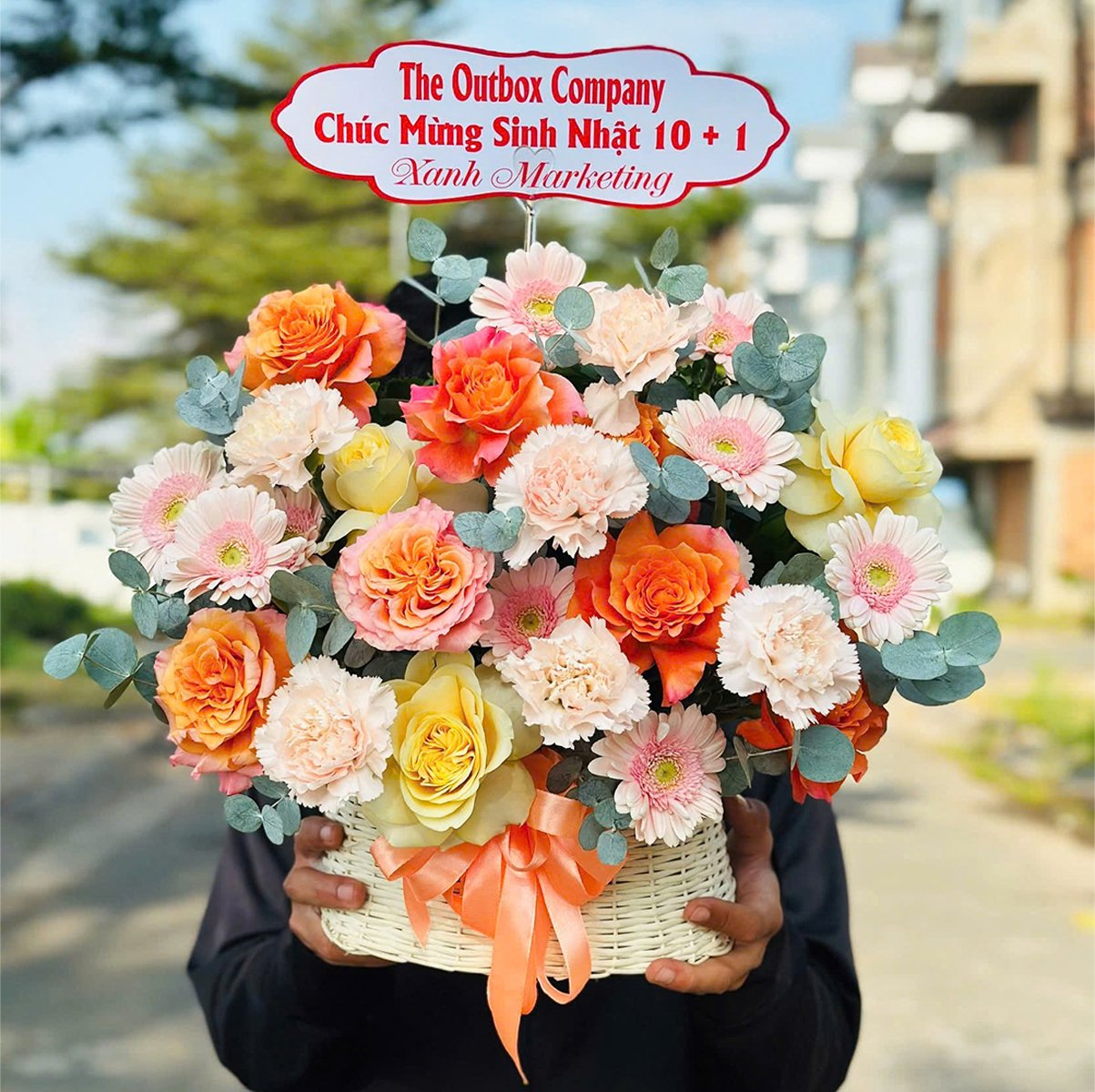 Giỏ Hoa Cẩm Chướng Tone Cam Hồng Sắc M&agrave;u Nổi Bật Xinh Xắn