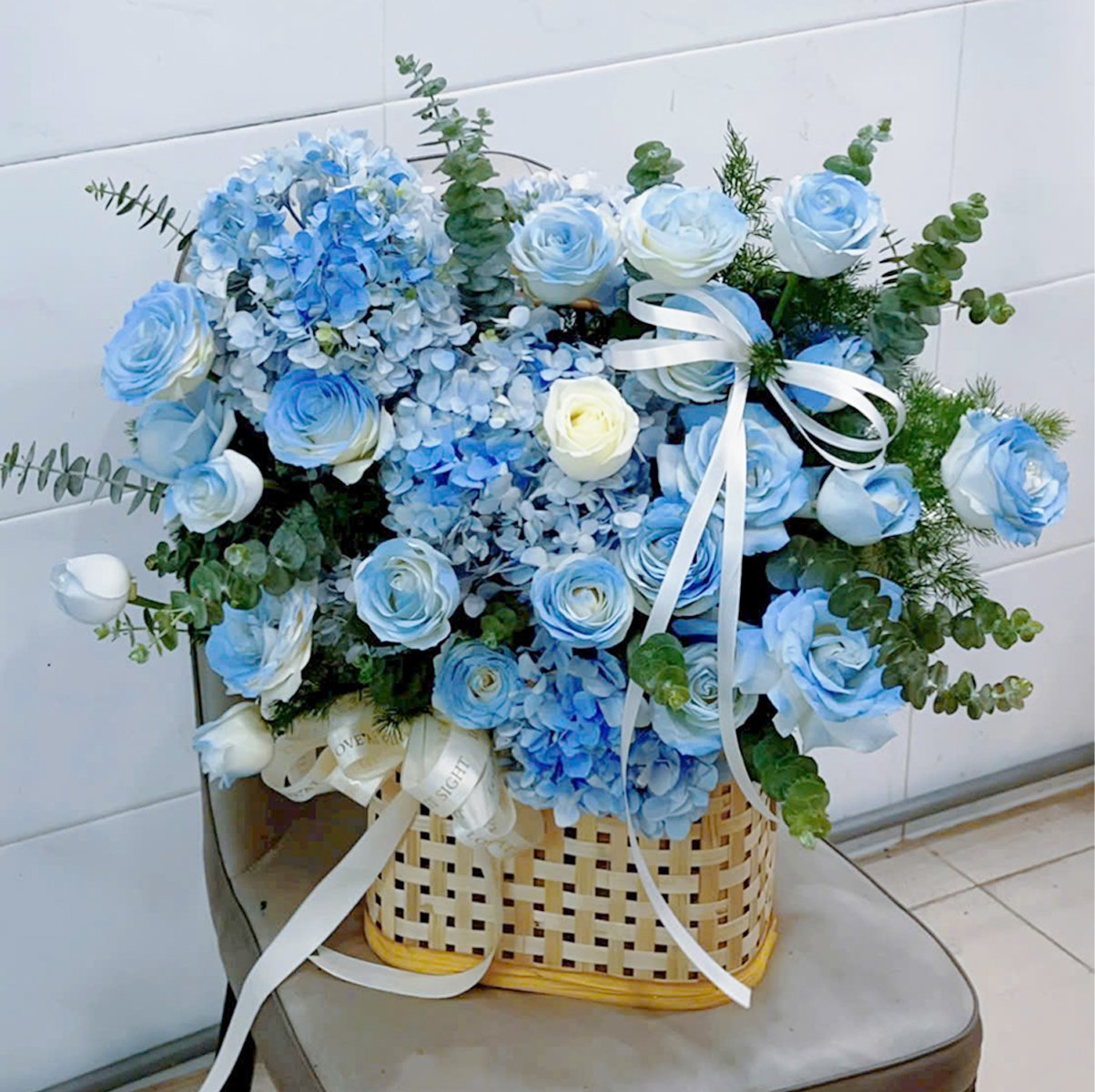 Giỏ Hoa Cẩm T&uacute; Cầu Mix Hoa Hồng Xanh Nhẹ Nh&agrave;ng Thanh Lịch