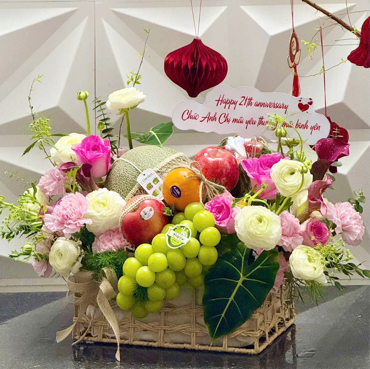 Giỏ Qu&agrave; Tặng Tr&aacute;i C&acirc;y Nhập Khẩu K&egrave;m Hoa Tươi