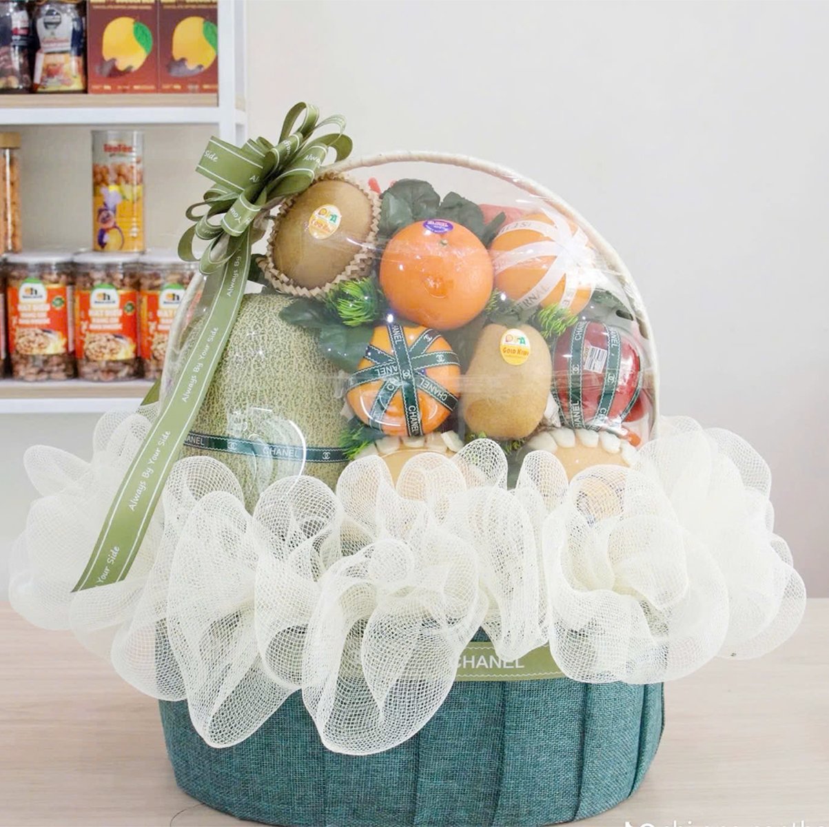 Giỏ Qu&agrave; Tặng Tr&aacute;i C&acirc;y Nhập Khẩu M&agrave;u Xanh Phối Lưới Trắng